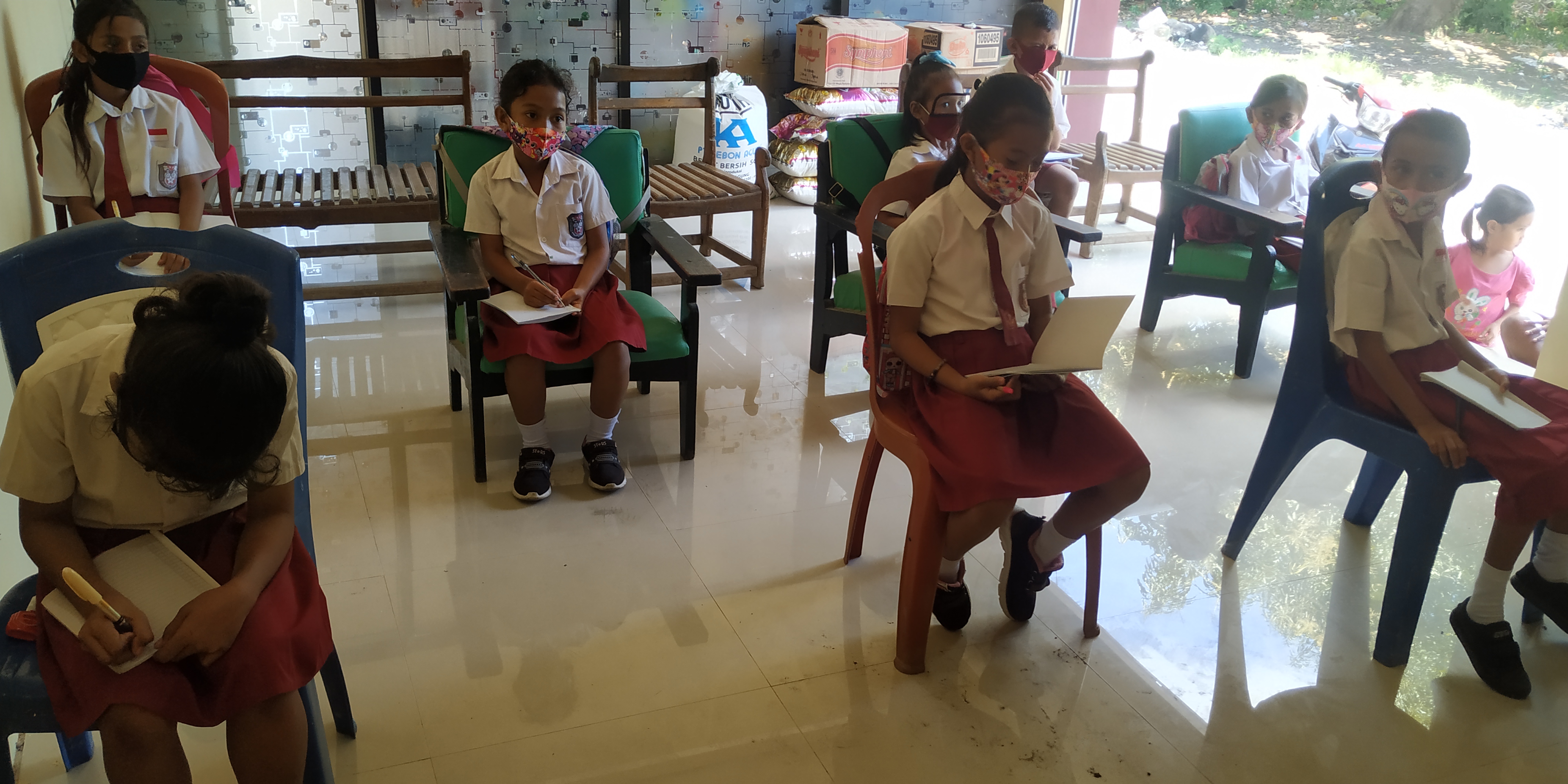 Siswa siswi di Kecamatan Lela Kabupaten Sikka belajar luar jaringan (luring) melalui pola pembelajaran kelompok di rumah warga.