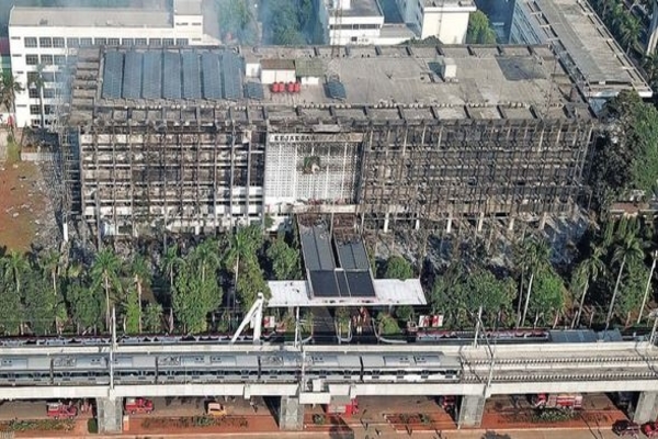 Sisa-sisa kebakaran yang menghanguskan Gedung Kejaksaan Agung di Jalan Sultan Hasanuddin Dalam 1, Kebayoran Baru, Jakarta, kemarin.