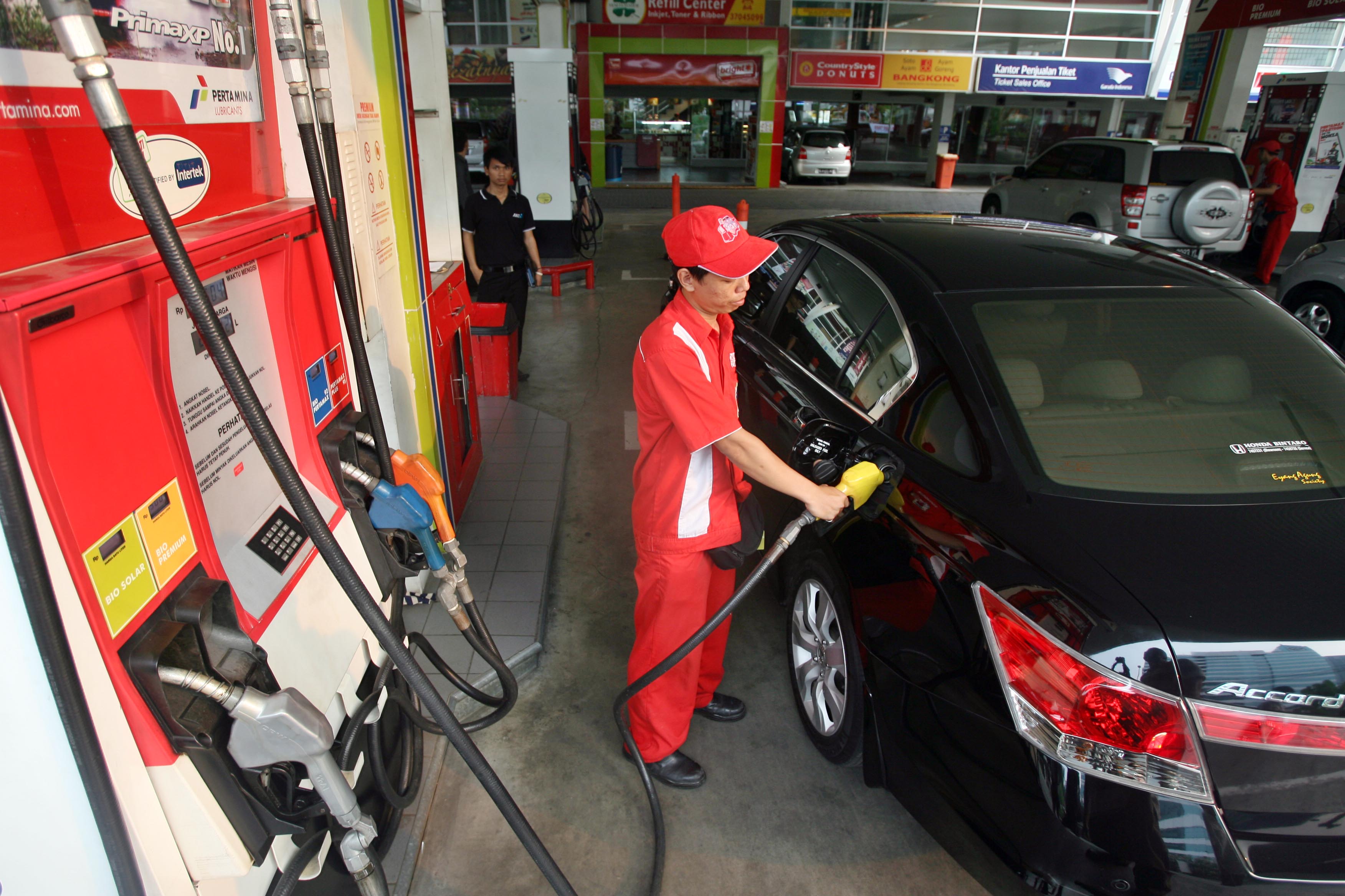 Mobil mewah diisi dengan BBM bersubsidi jenis Premium