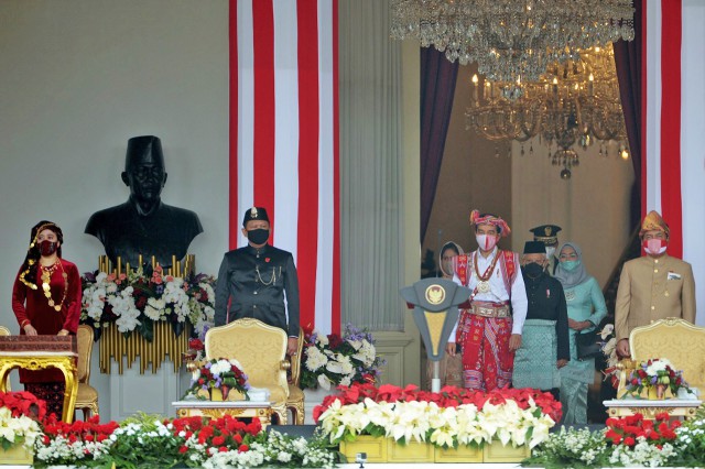 Ketua DPR RI Puan Maharani (kiri) mengikuti upacara peringatan detik-detik Proklamasi Kemerdekaan ke-75 tahun Republik Indonesia.