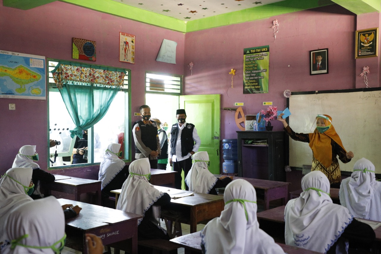 Bupati Tuban bersama Kapolres dan Kepala Kantor Kemenag Tuban meninjau Madrasah dan Sekolah Tangguh di Tarbiyatul Banin Banat 