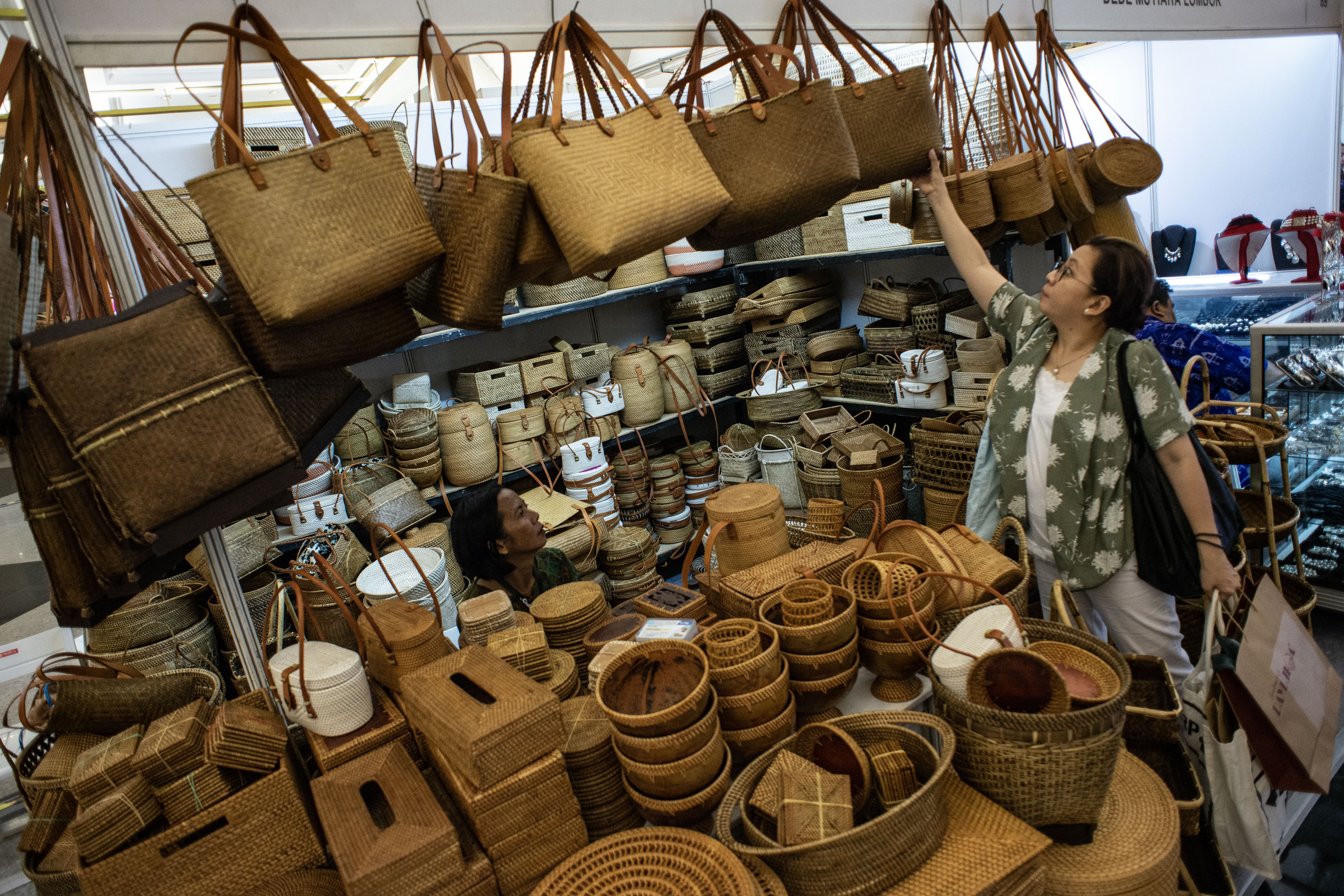 Pengunjung memilih barang hasil kerajinan yang dijajakan dalam pameran produk UMKM di Jakarta Convention Center (JCC).