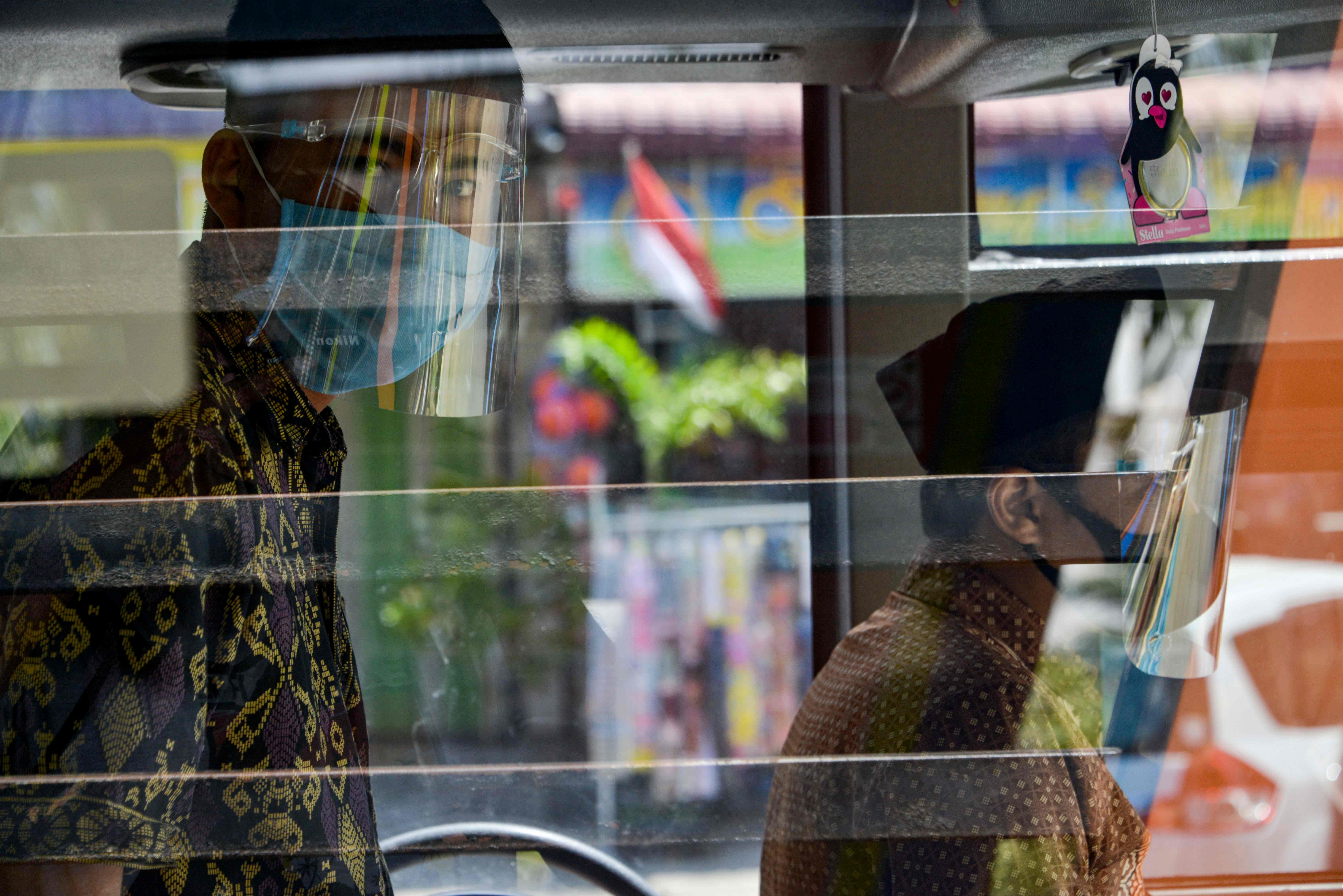 Kru bus di Banda Aceh menggunakan masker dan face shield pada 22 Agustus 2020.