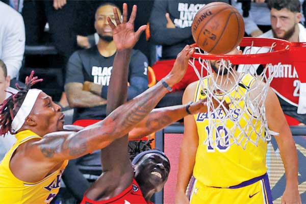 Pemain Los Angeles Lakers Dwight Howard (kiri) melakukan dunk untuk menjaringkan bola di kuarter keempat laga gim kedua playoff NBA 