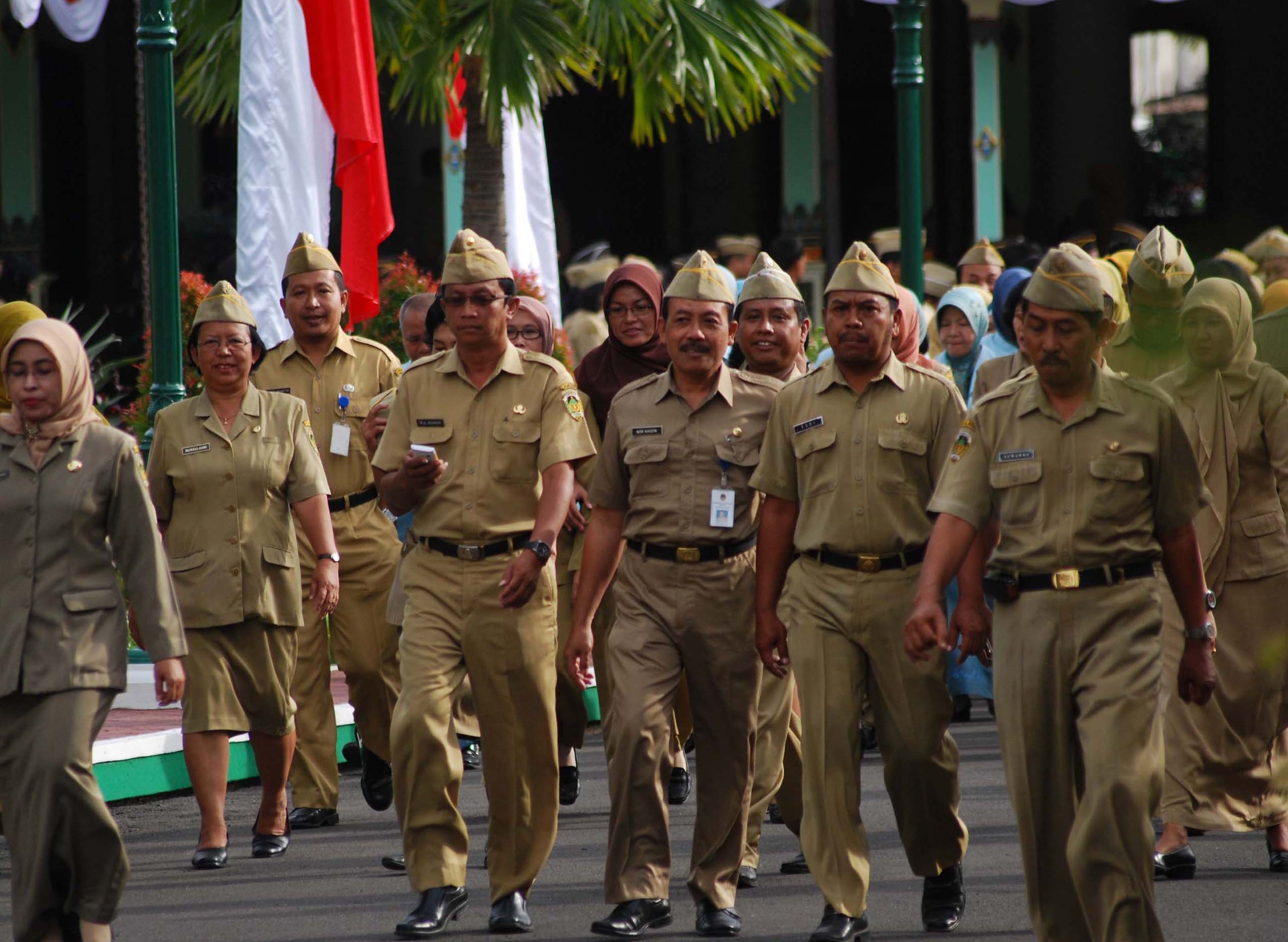 Ilustrasi ASN yang berjalan seusai mengikuti apel pagi.