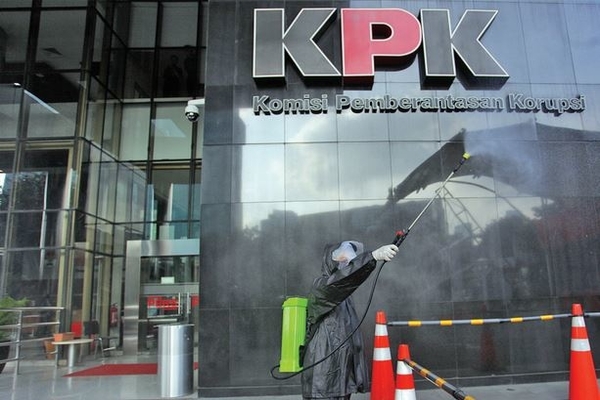 Petugas menyemprotkan cairan disinfektan di halaman Gedung KPK, Jakarta, beberapa waktu lalu.