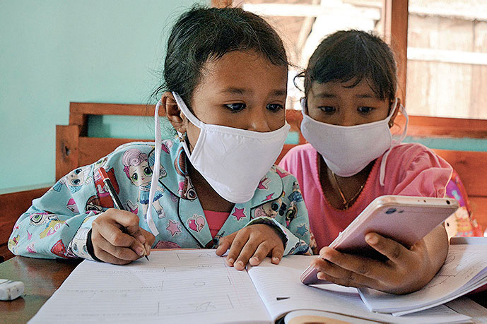 ILUSTRASI PENGGUNAAN GAWAI: Murid SDN Marmoyo mengerjakan tugas kelompok menggunakan gawai secara bergantian di rumah warga Desa Marmoyo