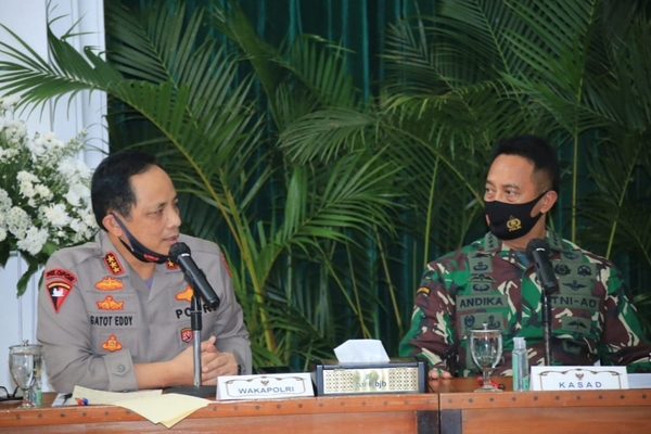 Wakapolri Komjen Gatot Eddy Pramono (kiri) bersama KSAD Jenderal Andika Perkasa