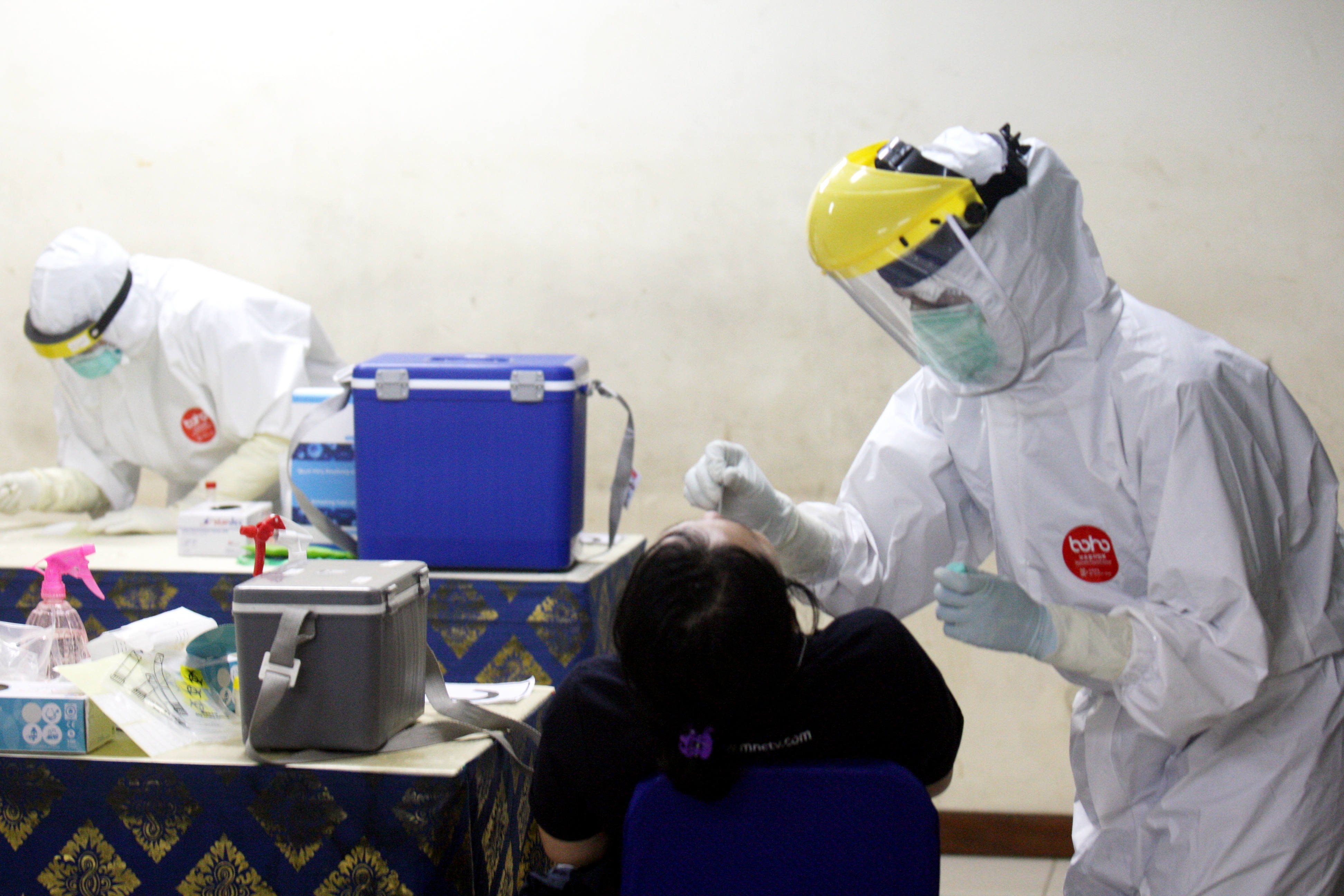 Petugas medis melakukan tes usap (swab test) untuk mengantisipasi penyebaran COVID-19.