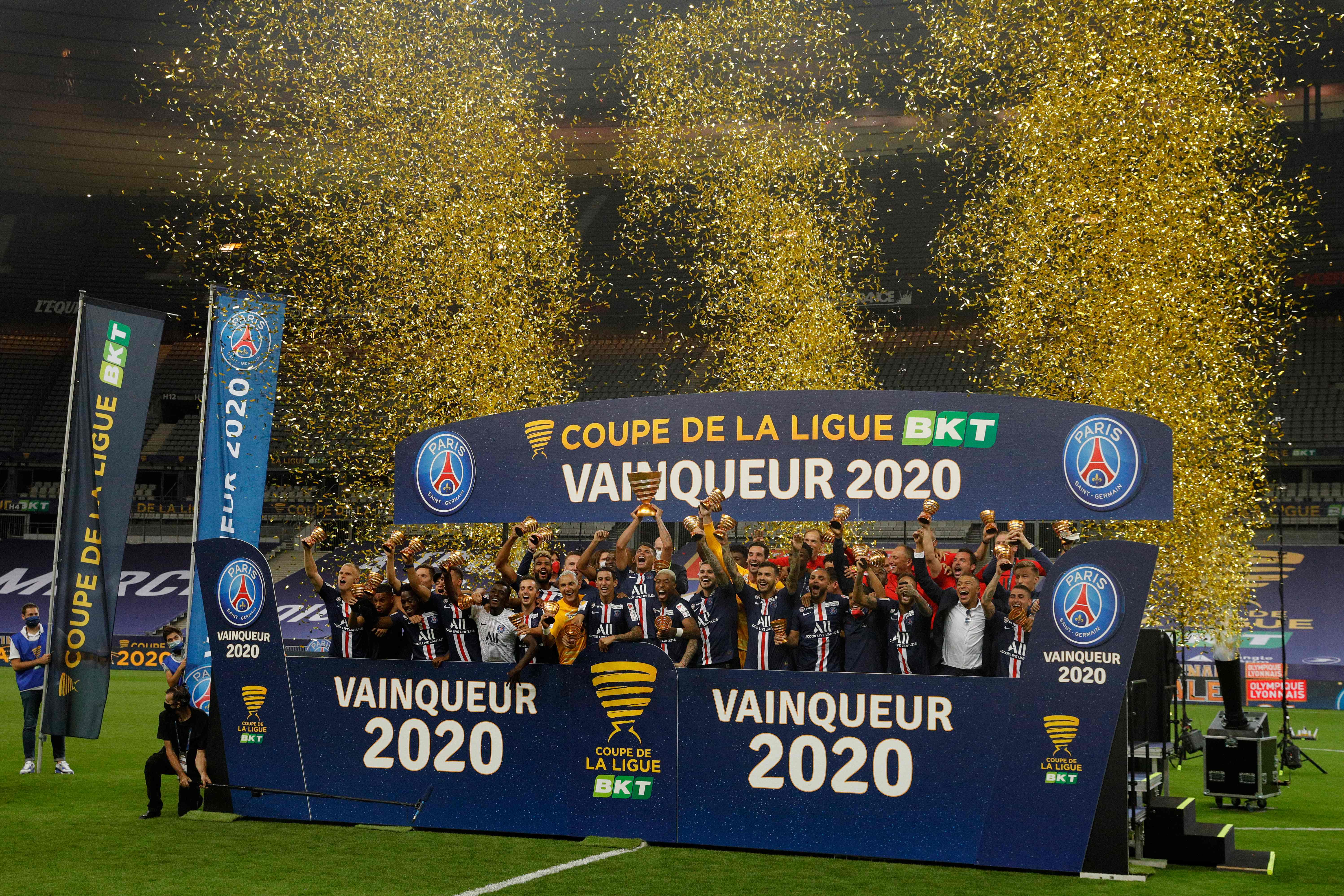 Para pemain Paris Saint-Germain merayakan keberhasilan mereka menjadi juara Coupe de la Ligue.