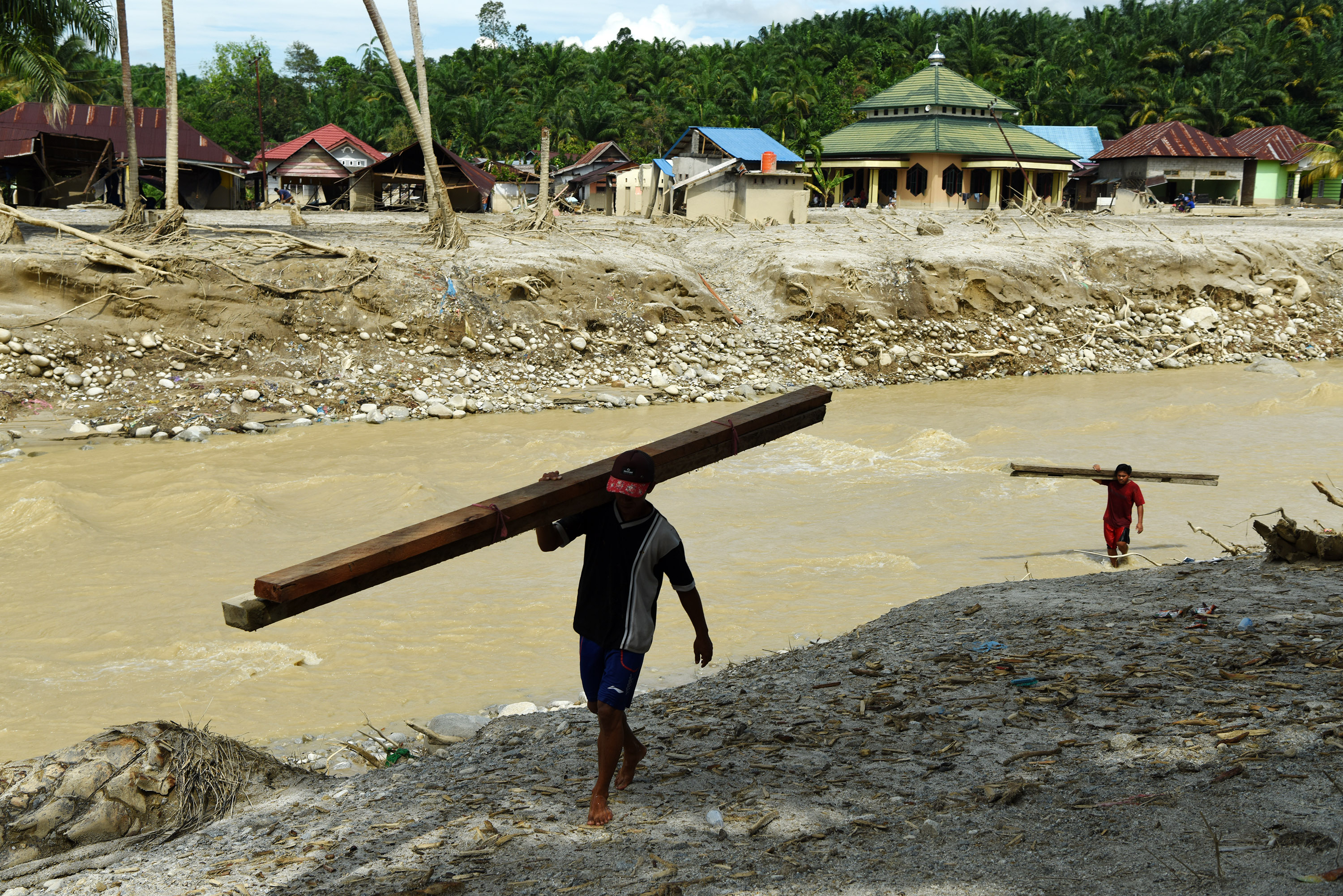 Warga beraktivitas usai banjir bandang di Desa Petambua Masamba, kabupaten Luwu Utara, Sulawesi Selatan Rabu (22/07/2020). 