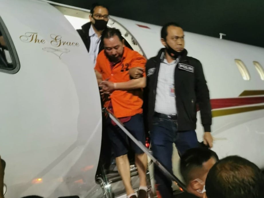 Tim Bareskrim menurunkan buronan Djoko Tjandra dari dalam pesawat.