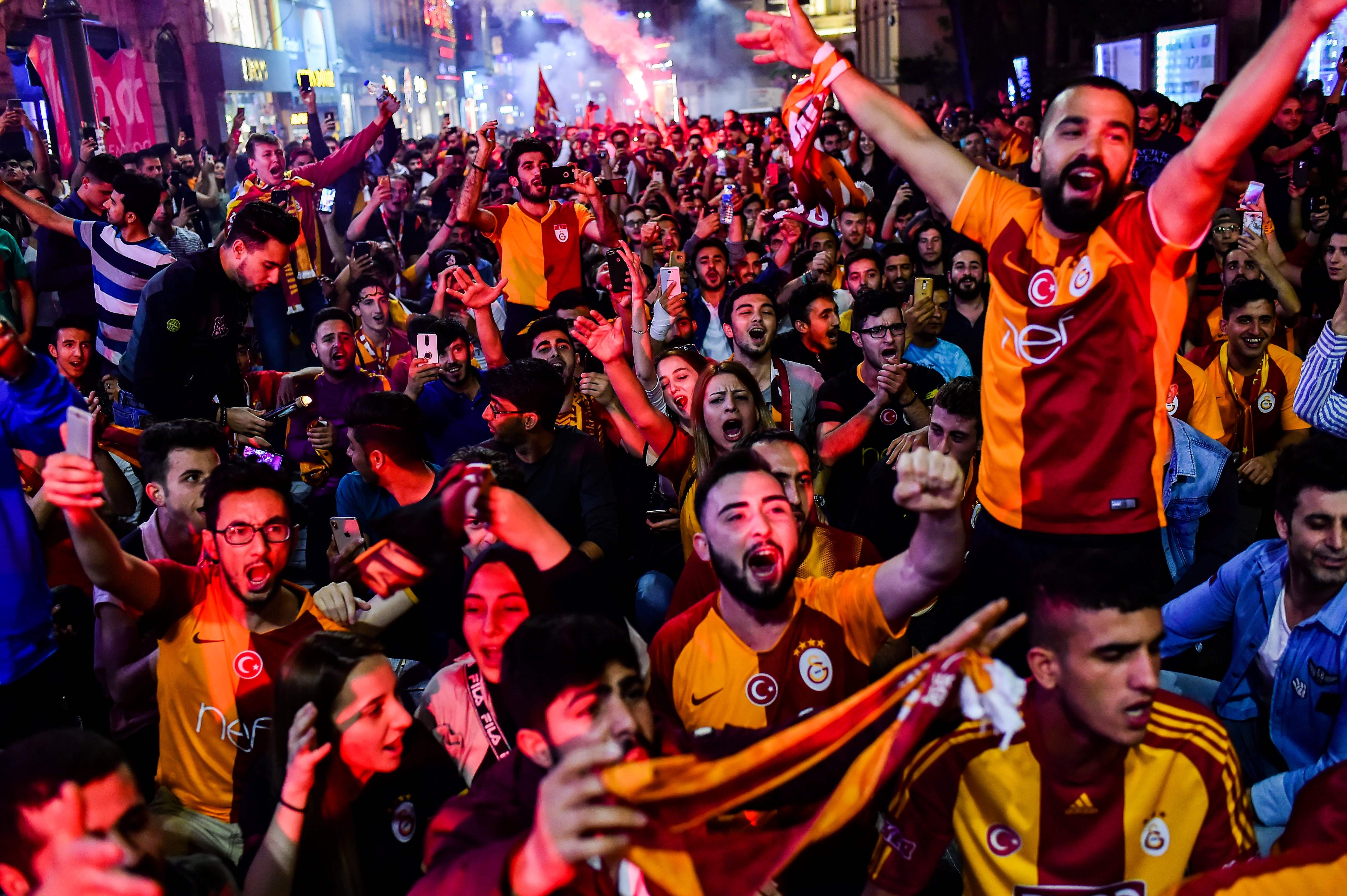 Pendukung klub Turki Galatasaray.