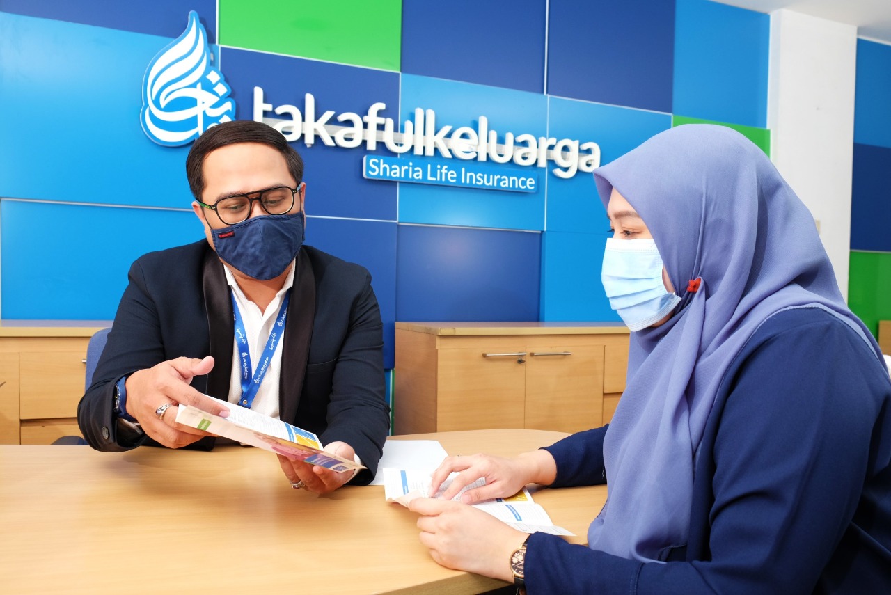 Petugas Customer Care Asuransi Takaful Keluarga tengah melayani nasabah di kantor Takaful Keluarga pada Selasa, 25 Agustus 2020.
