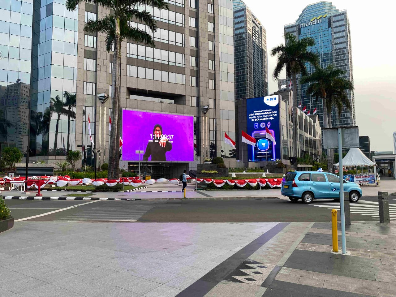 Kampanye Zenius Education lewat videotron ungu