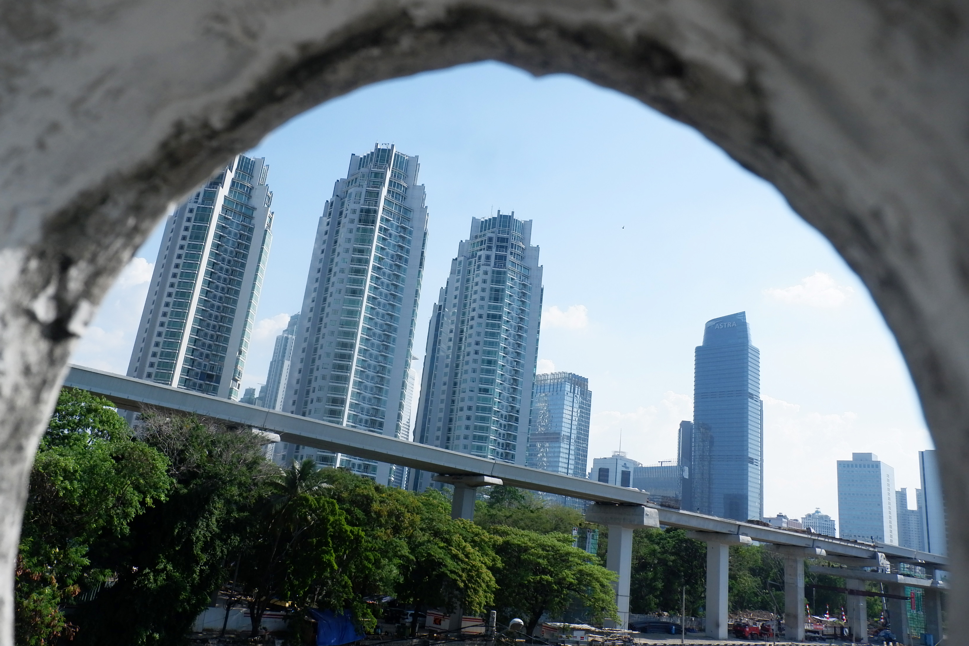 Potret pembangunan proyek transportasi LRT Jabodetabek di Ibu Kota.