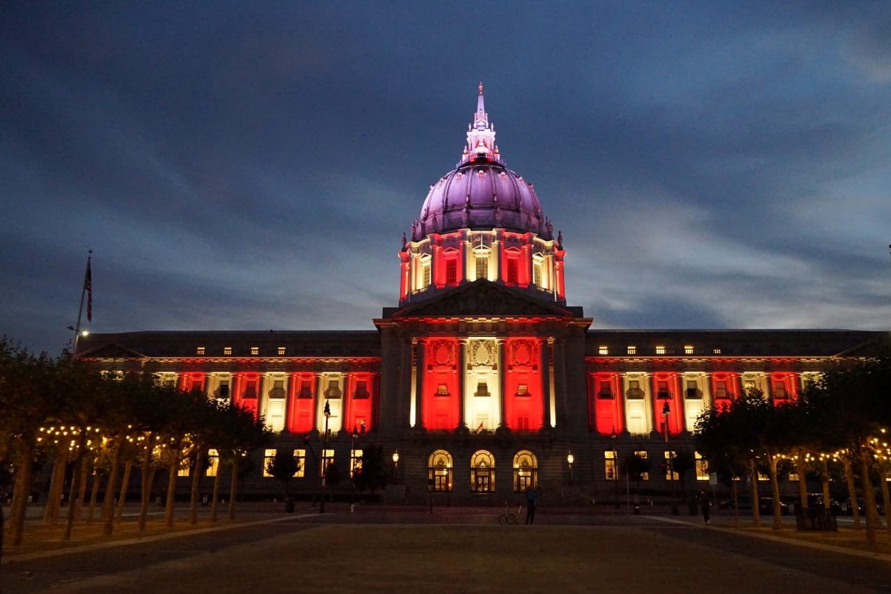 Ikut merayakan HUT RI ke-75, balai kota San Francisco dihias pertunjukan lampu merah putih.