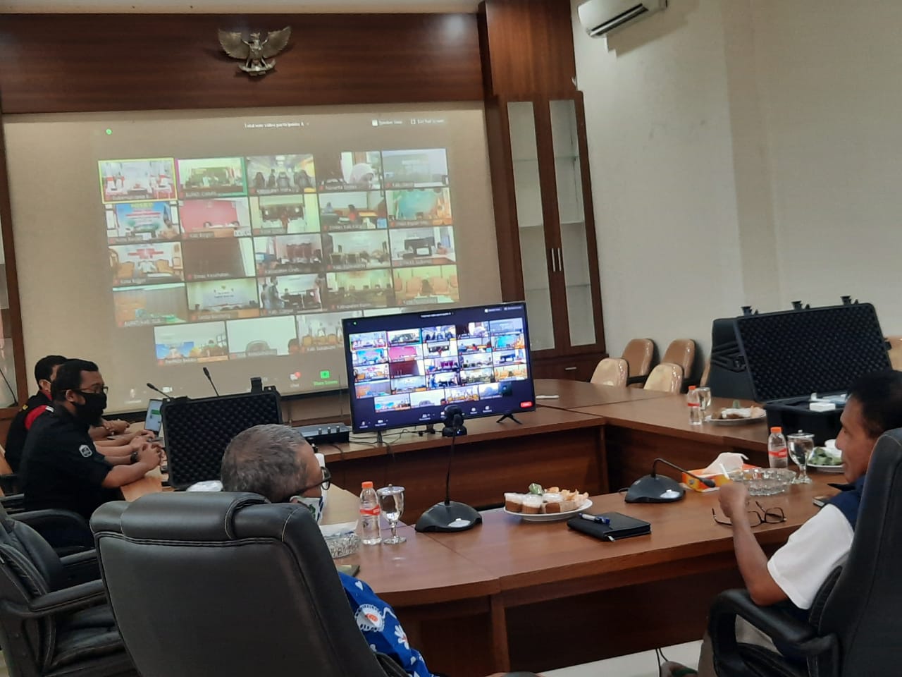 Video conference Bupati Ciamis Herdiat Sunarya bersama Gubernur Jabar Ridwan Kamil saat memberikan satu unit alat PCR, di Ciamis, kemarin.