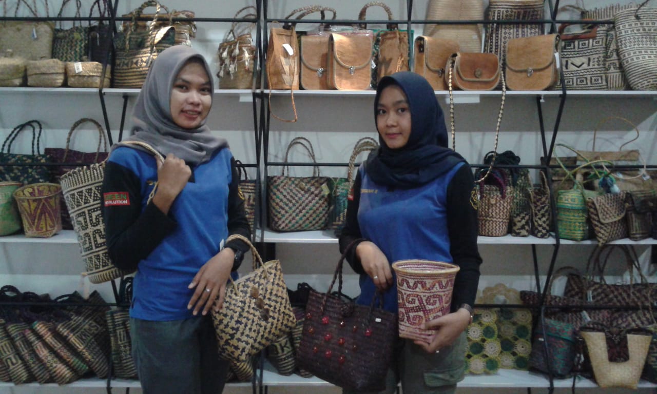 Kerajinan dari rotan terus dikembangkan untuk mendongkrak perekonomian di Kalimantan Selatan. 