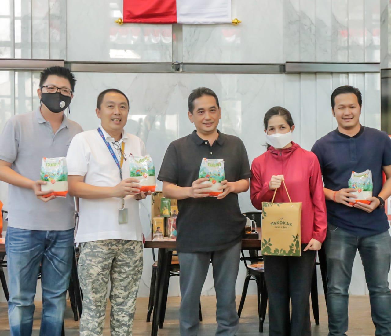 Menteri Perdagangan Agus Suparmanto (tengah) saat berkunjung ke standa Gulavit di kawasan SCBD.