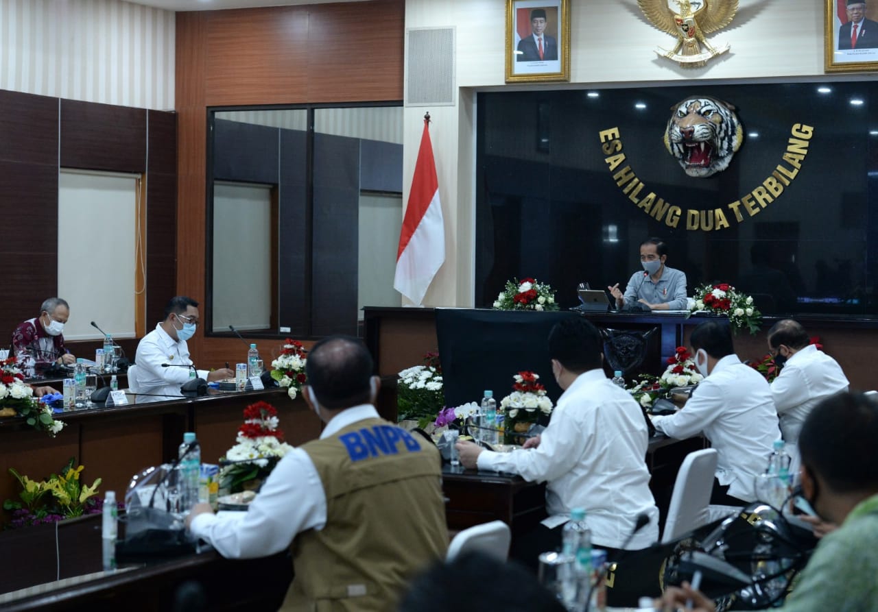 Presiden Jokowi saat memberi arahan di Posko Penanganan dan Penanggulangan Covid 19 Provinsi Jabar di Makodam III/ Siliwangi Selasa ( 11/8).
