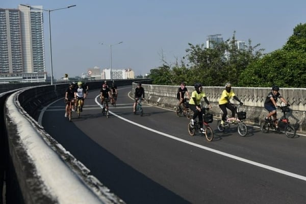 Ilustrasi -- Warga bersepeda di Jalan Layang Non Tol (JLNT) Antasari-Blok M, Jakarta Selatan  