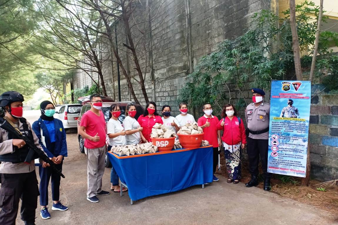 Petugas dari Dapur Umum Peduli Sesama INTI Bali siap membagikan nasi bungkus.