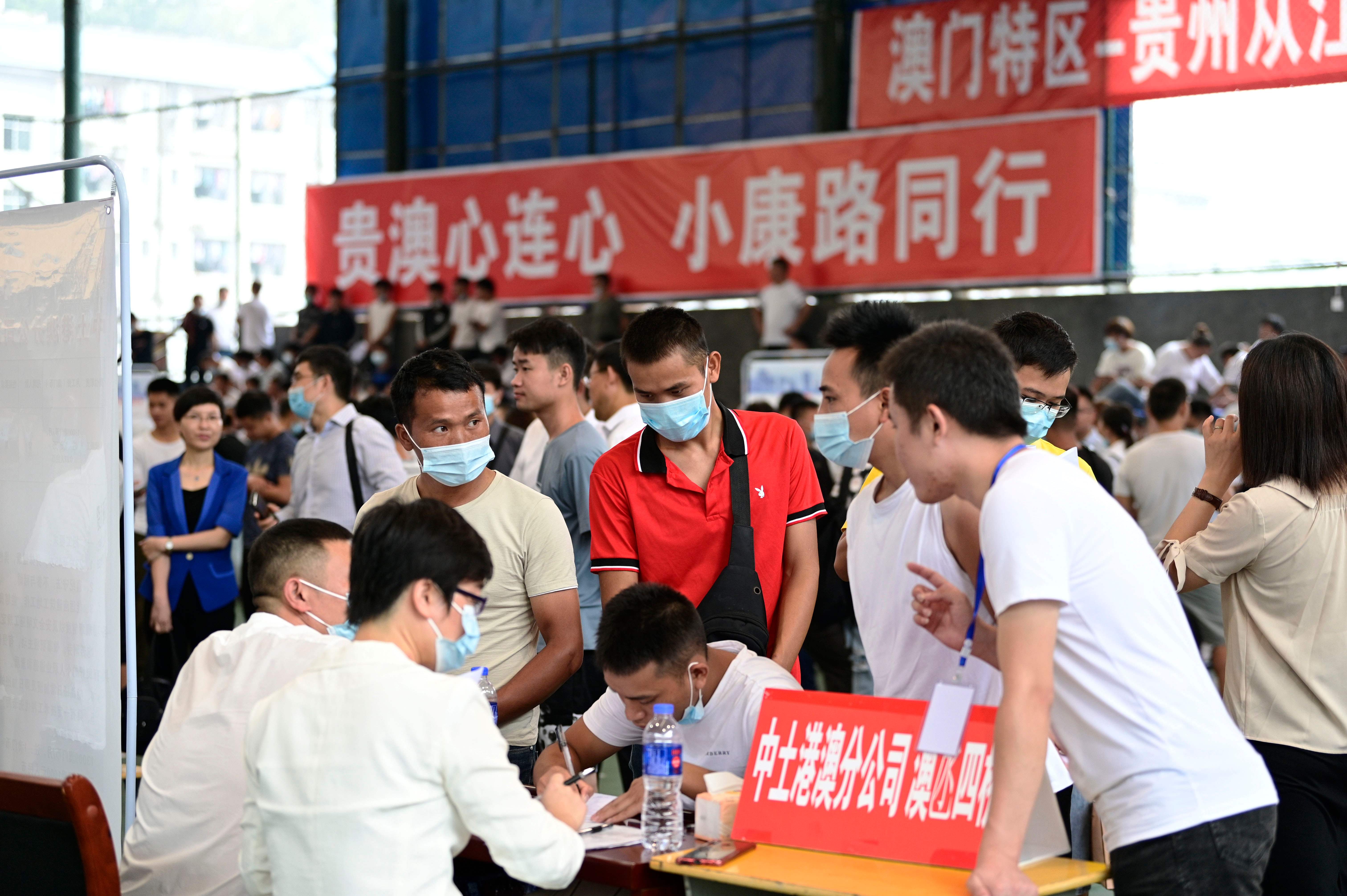 Para pencari kerja di bursa kerja di Congjiang, provinsi Guizhou pada 20 Agustus 2020