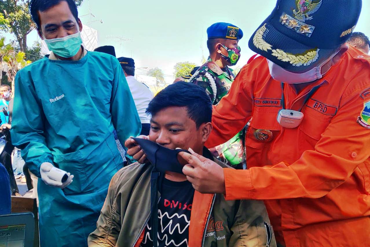 Bupati Garut Rudy Gunawan mendapati warga tidak memakai masker dan langsung ditegur secara lisan dan dipakaikan masker.