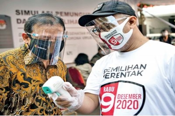 Ketua KPU Arief Budiman dan Ketua Bawaslu Abhan saat meninjau simulasi pemungutan suara Pilkada Serentak 2020 di Jakarta, Rabu (22/7)