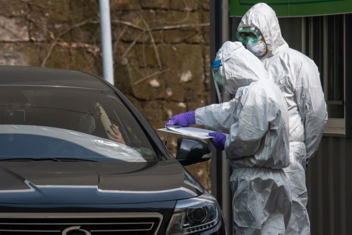 Petugas medis melaukan tes swab antingen dengan cara drive-thru di Kota Seoul, Korea Selatan.  