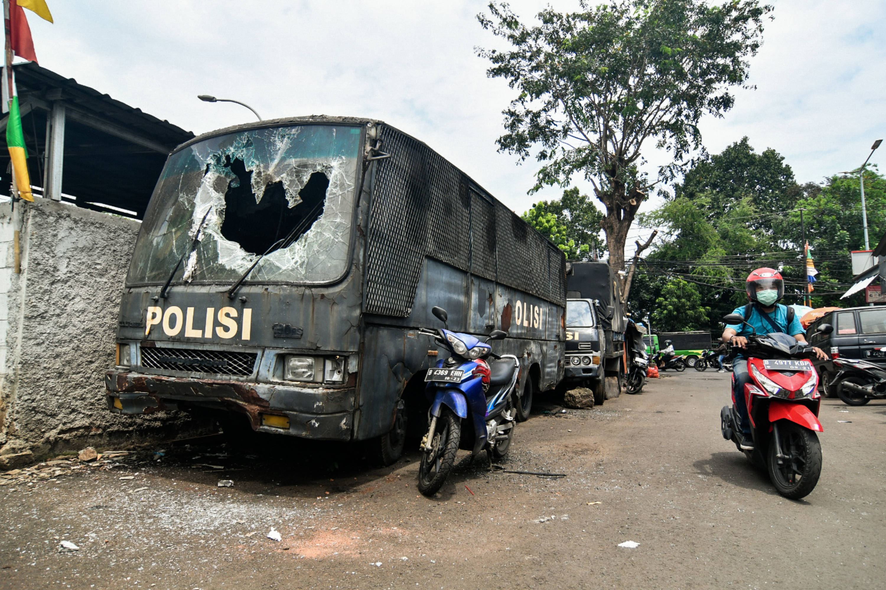 Sejumlah kendaraan di Polsek Ciracas dirusak dan dibakar orang tidak dikenal, Sabtu (29/8) dini hari WIB.