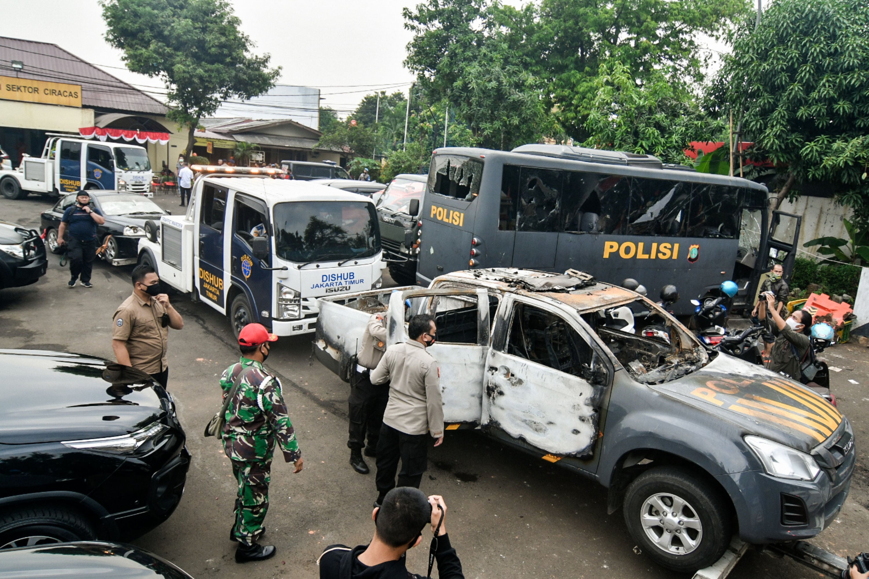 Sejumlah kendaraan yang dirusak massa yang menyerbu Polsek Ciracas, Jakarta Timur, Sabtu (29/8/2020).