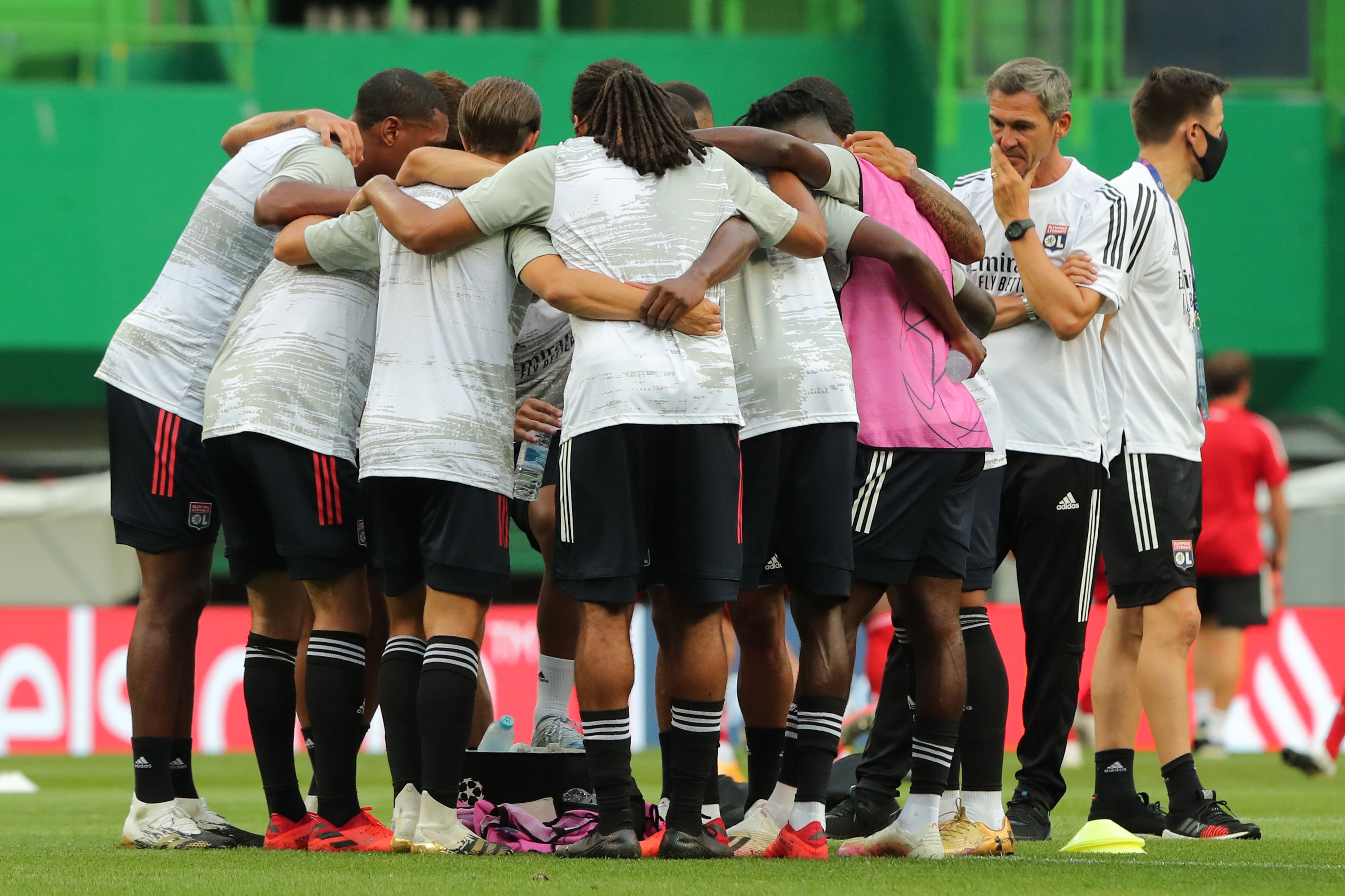 Para pemain Lyon melakukan pemanasan menjelang laga semifinal Liga Champions melawan Bayern Muenchen.