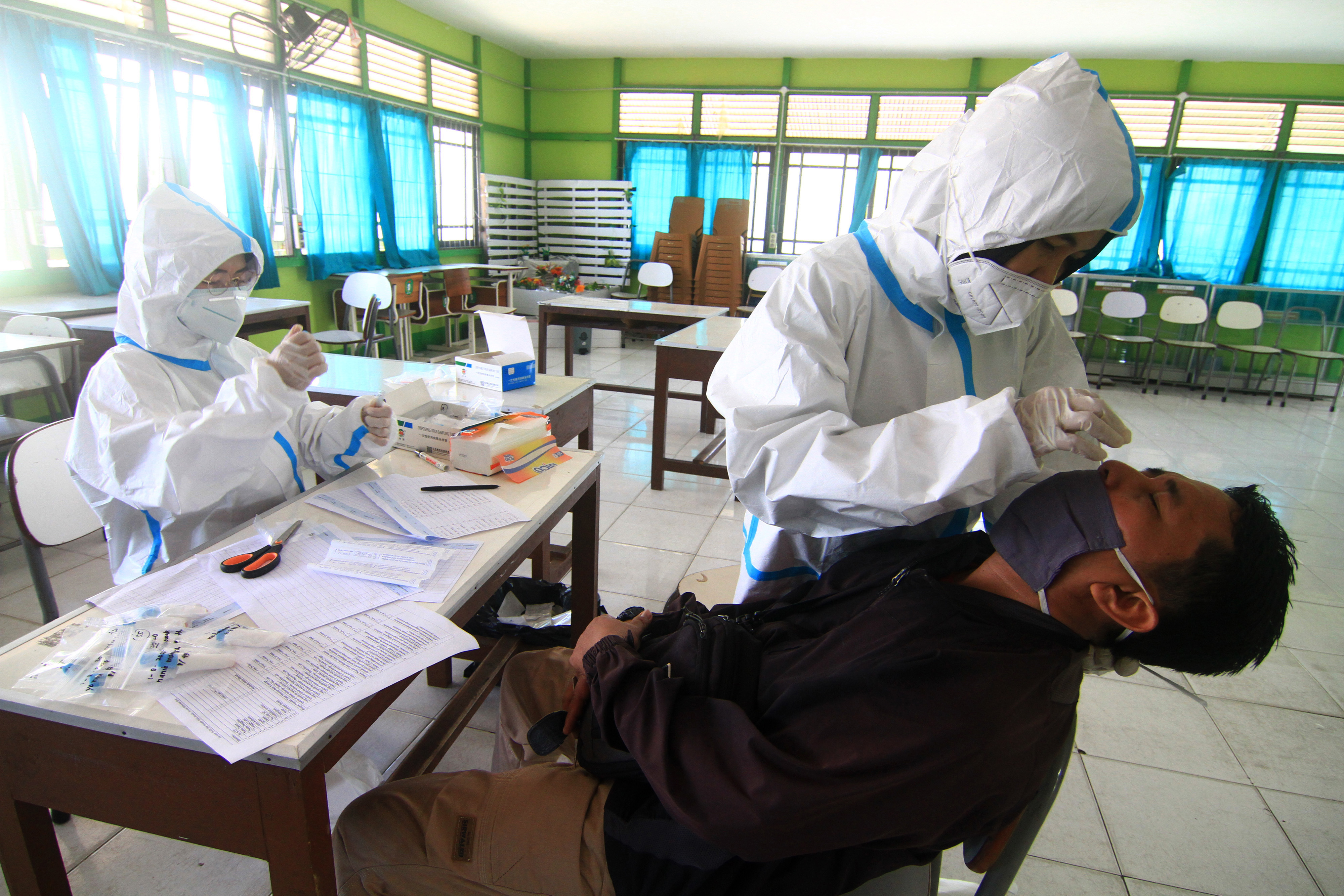 Petugas kesehatan melakukan tes usap (swab test) terhadap guru di SMUN 4 Pontianak, Kalimantan Barat, Sabtu (1/8/2020)