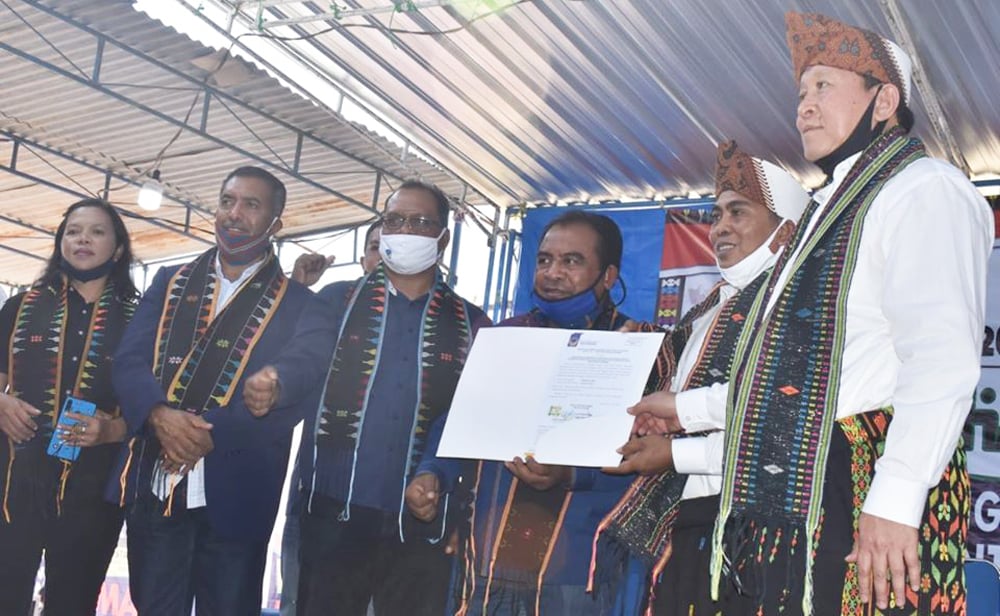 Ketua DPW Partai NasDem NTT Raymundus Sau Fernandes (ketiga dari kanan) menyerahkan SK dukungan kepada paslon Bupati Manggarai Barat.