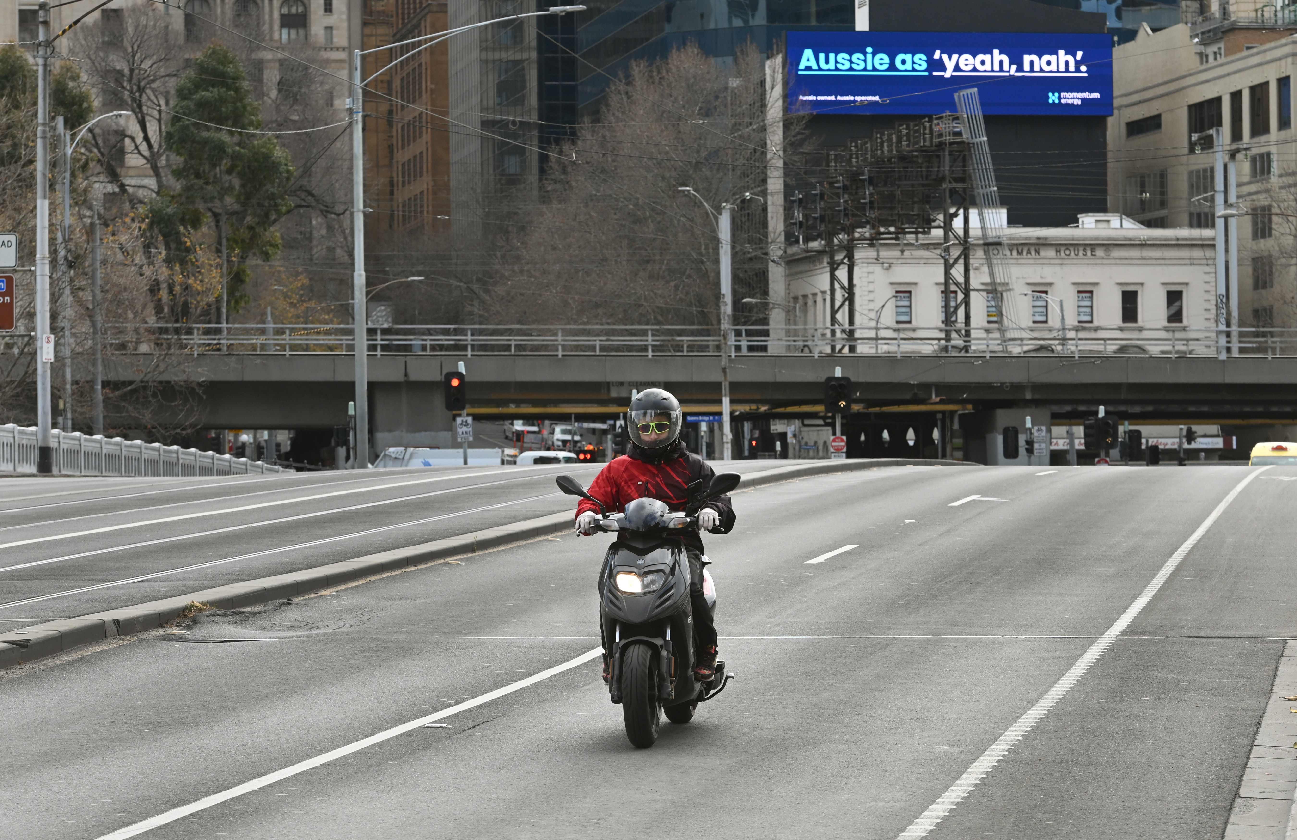 Pengendara motor di Melbourne pada 12 Agustus 2020