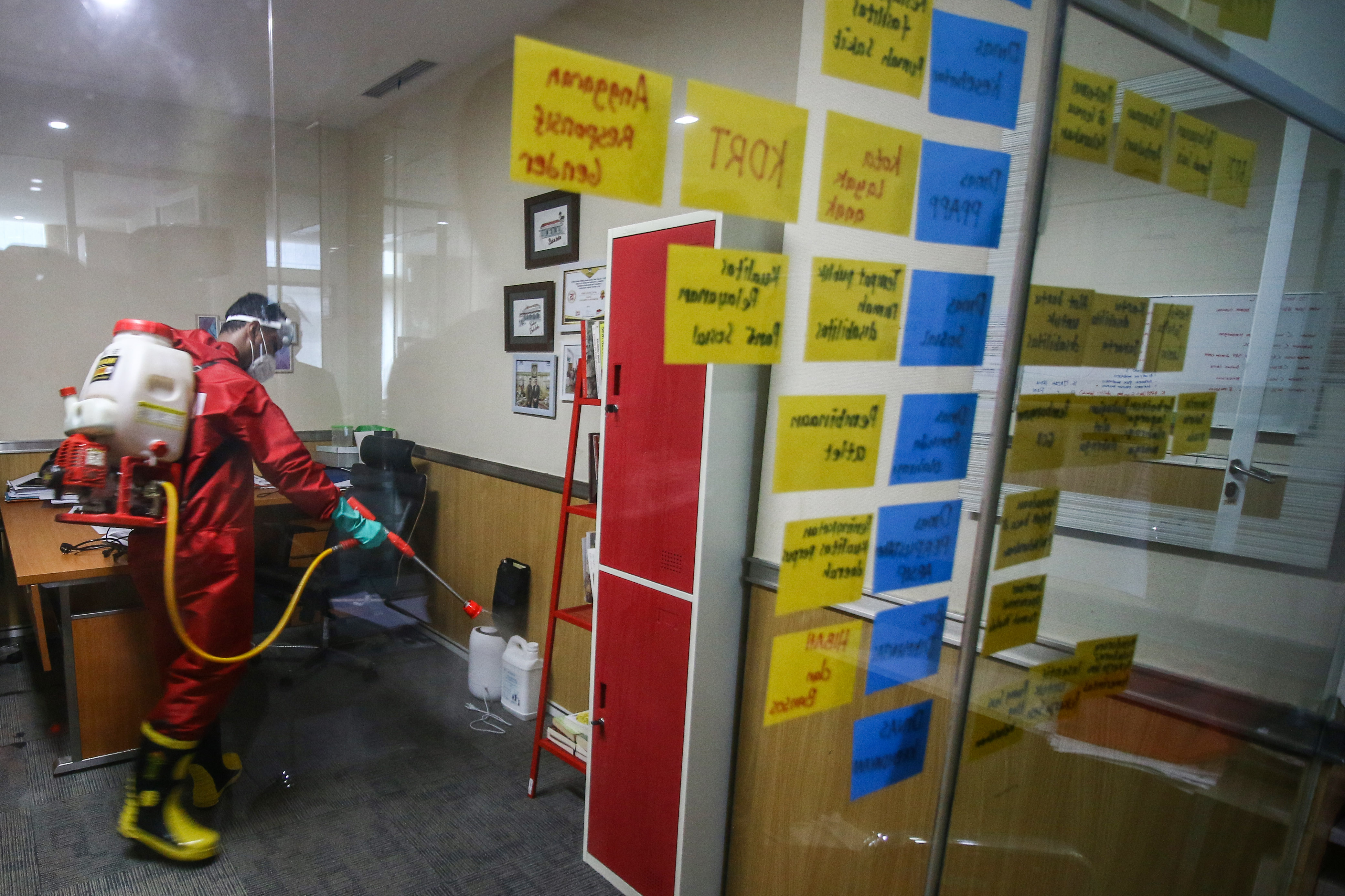 Penyemprotan disinfekatn di ruanfgan kantor