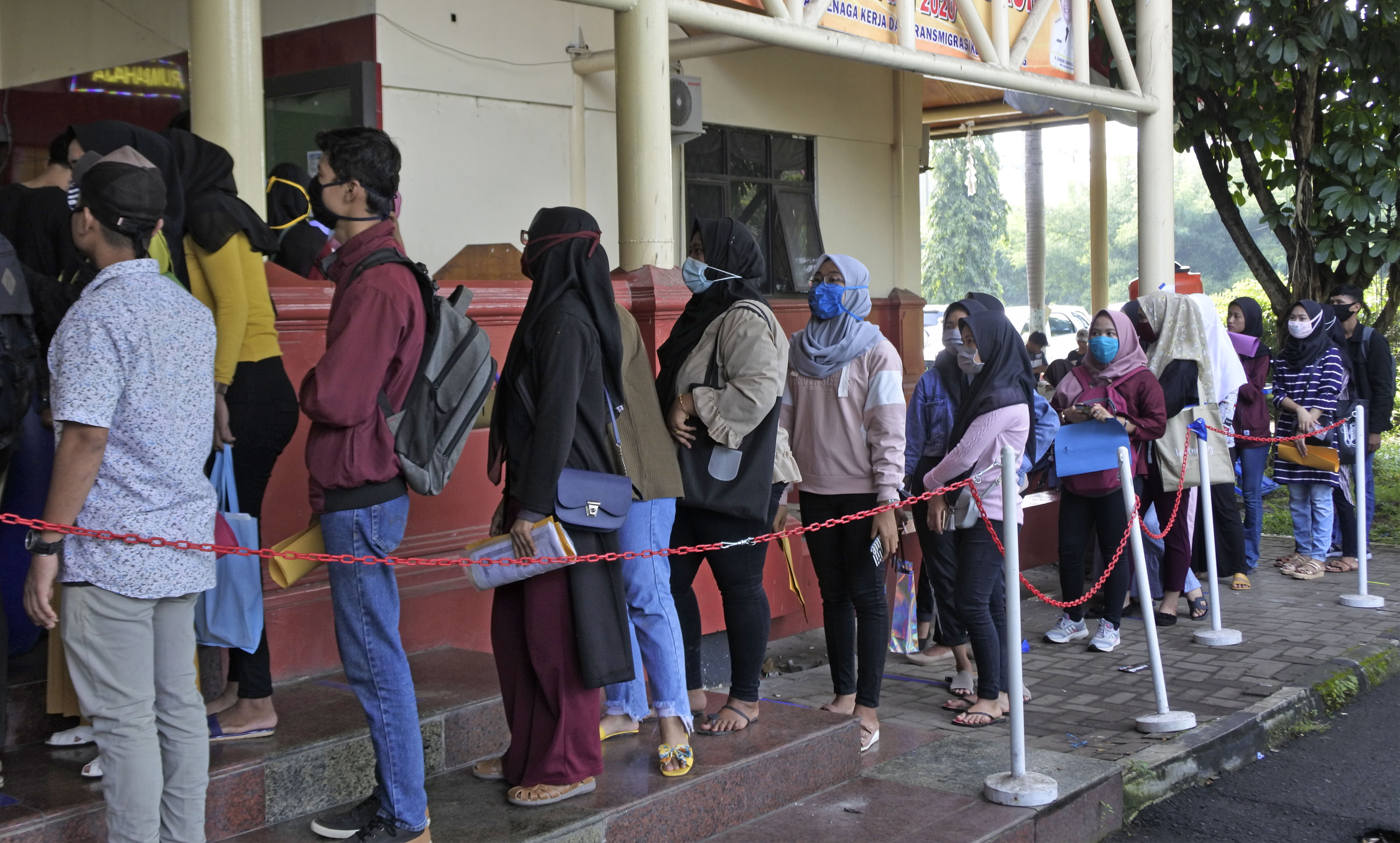 Sejumlah warga antre untuk mengurus pembuatan Kartu Pencari Kerja (Kartu Kuning) di Dinas Tenaga Kerja Serang, Banten, Selasa (9/6/2020).