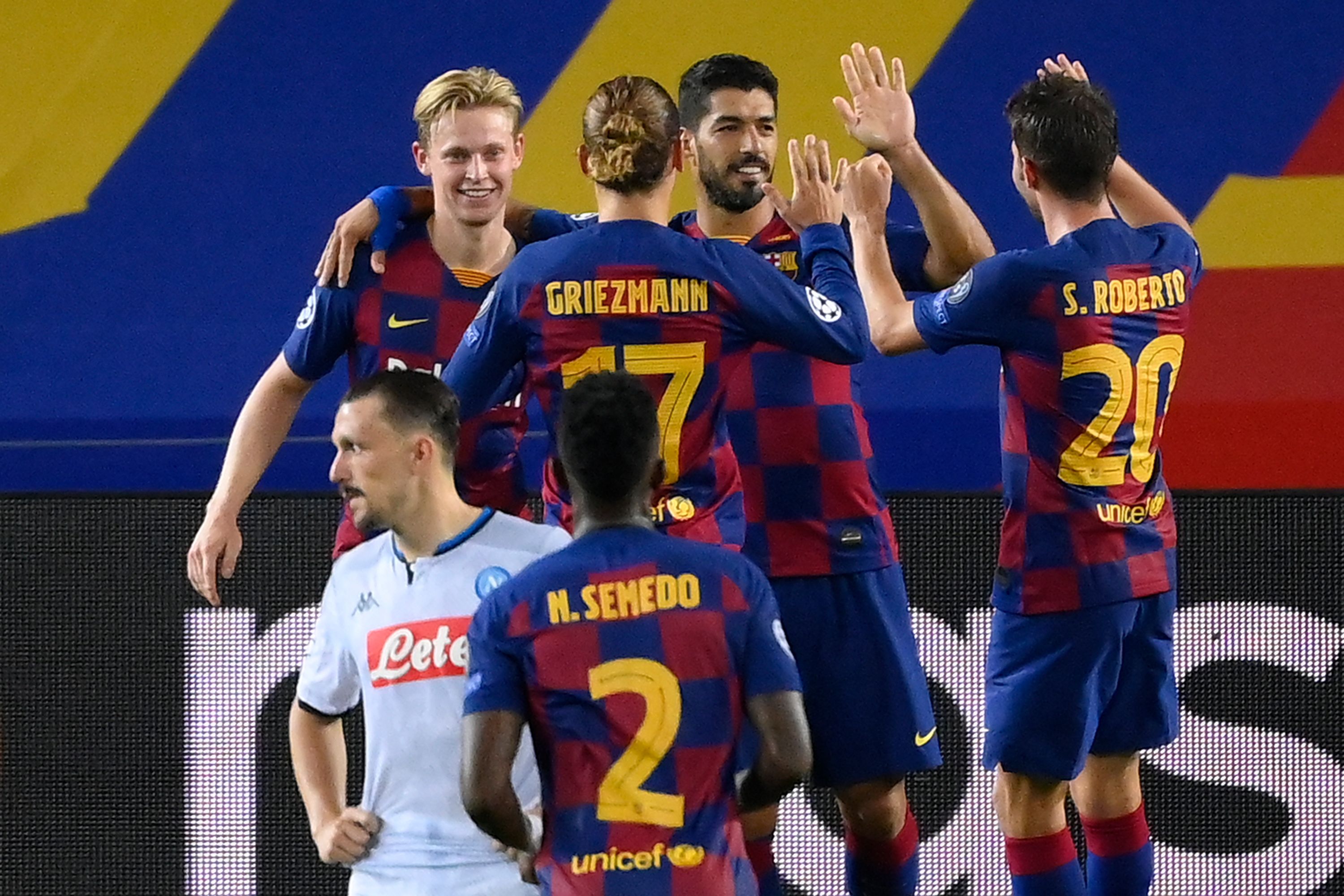 Penyerang Barcelona Luis Suarez (belakang tengah) melakukan selebrasi usai mencetak gol ke gawang Napoli dalam laga Liga Champions.