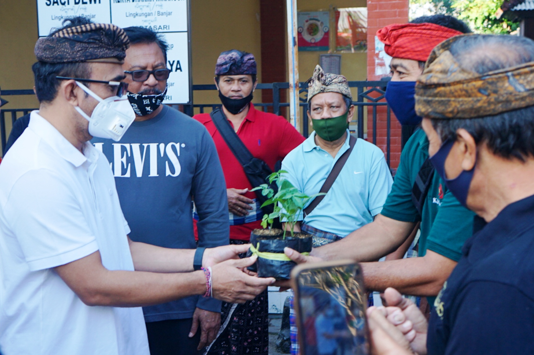 Wakil Wali Kota Denpasar, IGN Jaya Negara menyerahkan bibit tanaman, masker, dan hand sanitizer kepada warga Kel Kertasari, Minggu (2/8).
