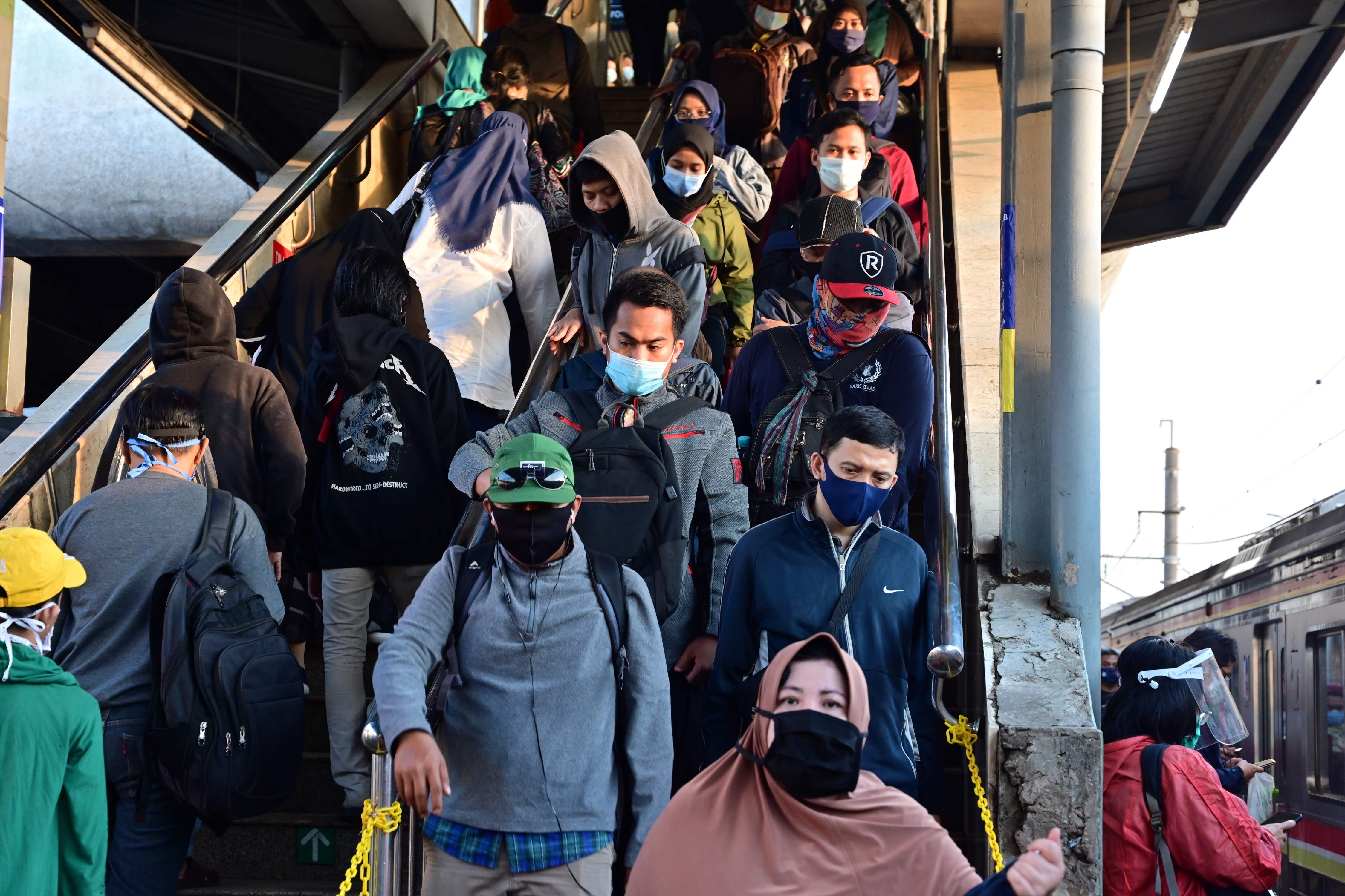 Warga mengenakan masker memasuki Stasiun Tanah Abang Jakarta, Selasa (18/8).