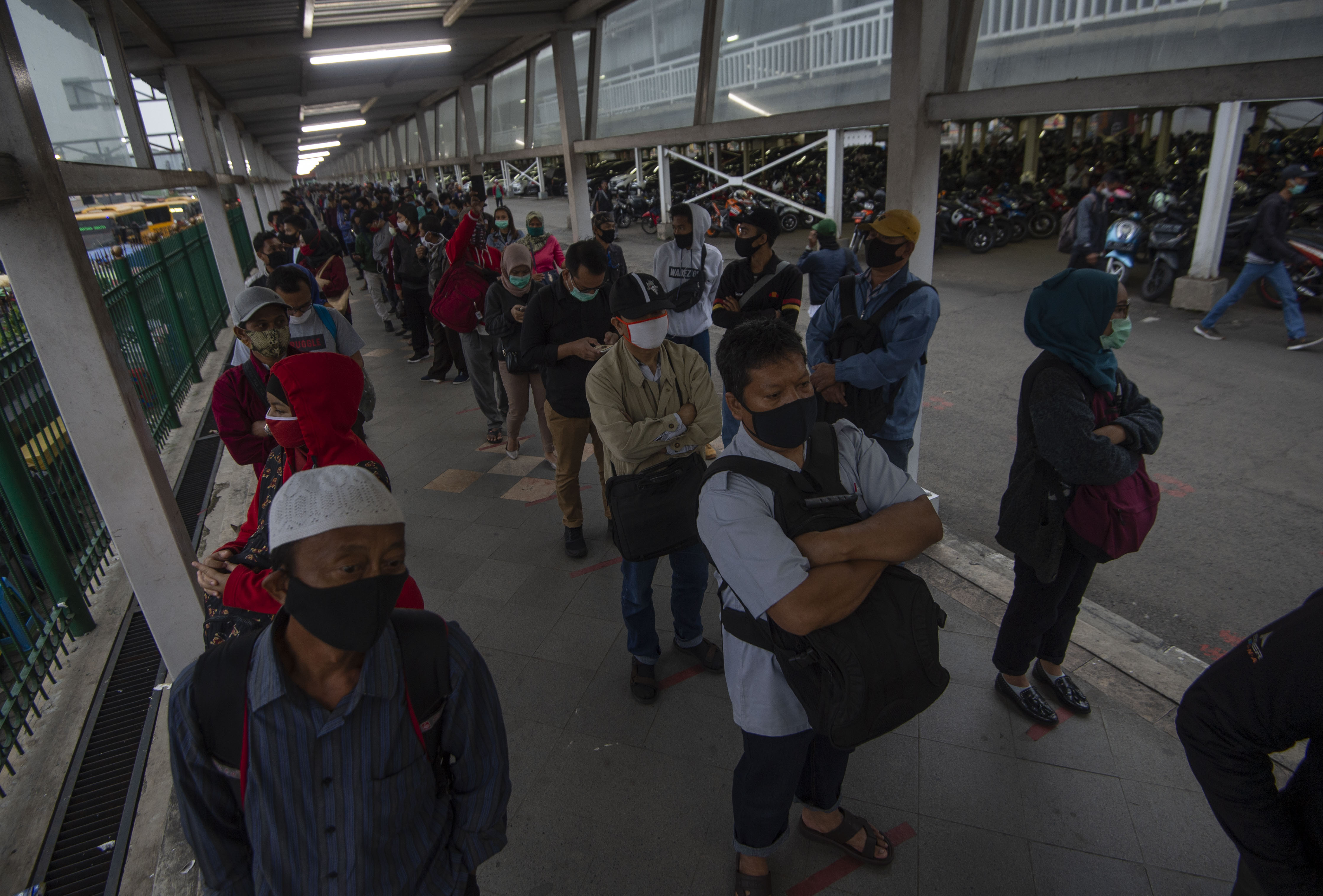 Sejumlah calon penumpang Kereta Rel Listrik (KRL) Commuterline mengantre memasuki Stasiun KA Bogor di Kota Bogor, Jawa Barat.