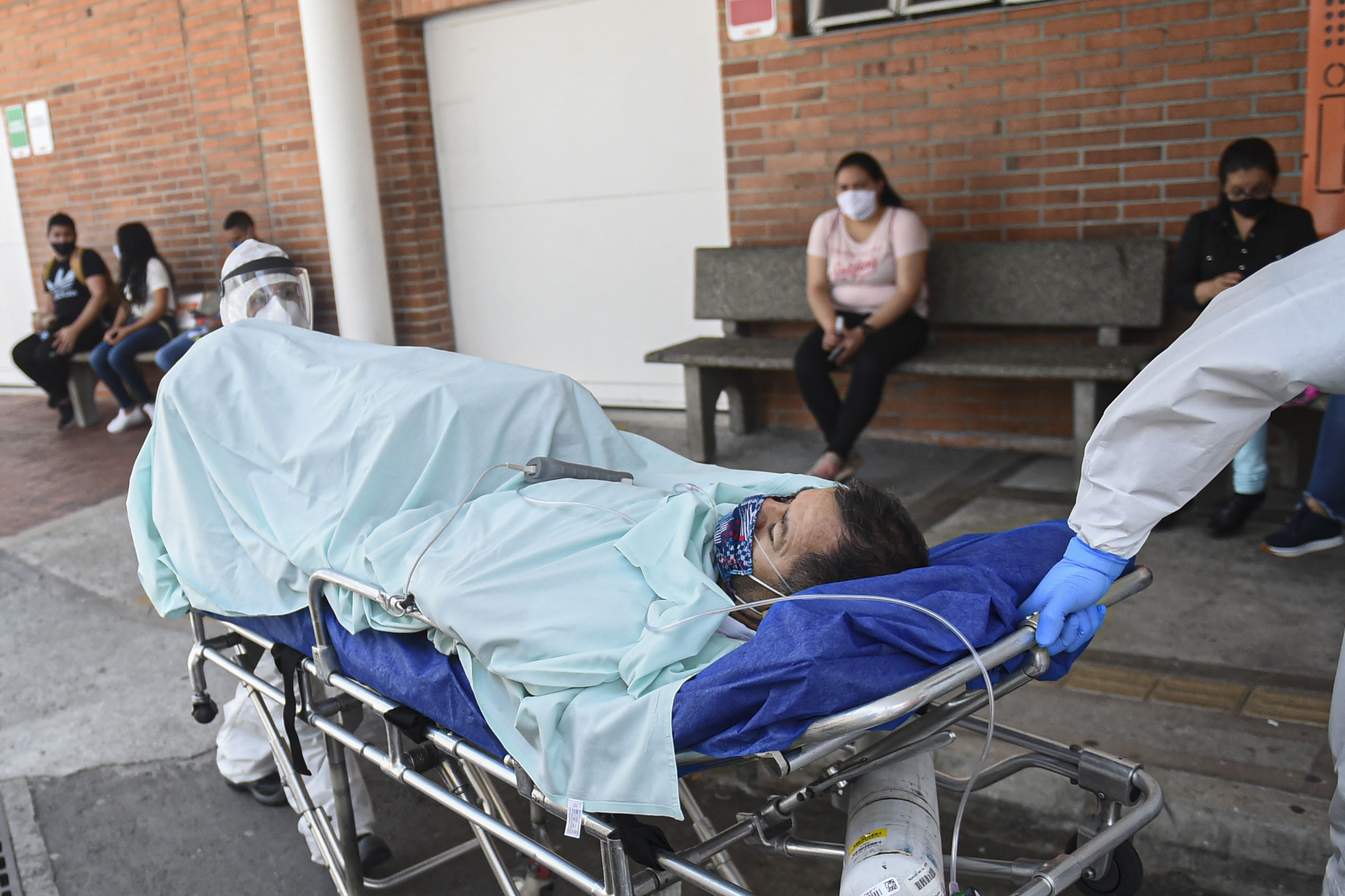 Petugas mendorong pasien covid-19 di Rumah Sakit Umum di Medellin, Kolombia.