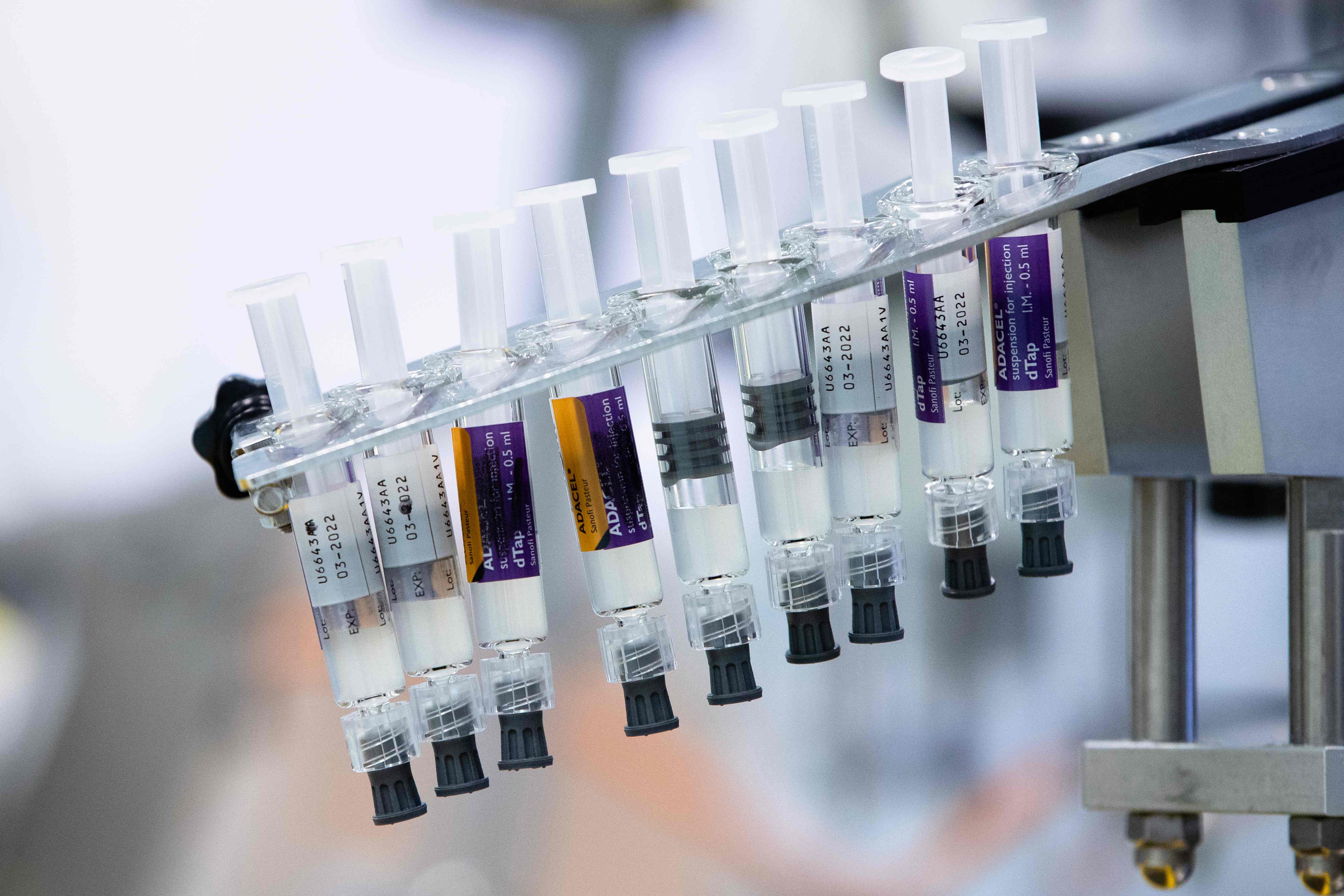 Calon vaksin yang disisihkan dari mesin inspeksi otomatis di  perusahaan farmasi Prancis Sanofi di Val de Reuil (10/7/2020)