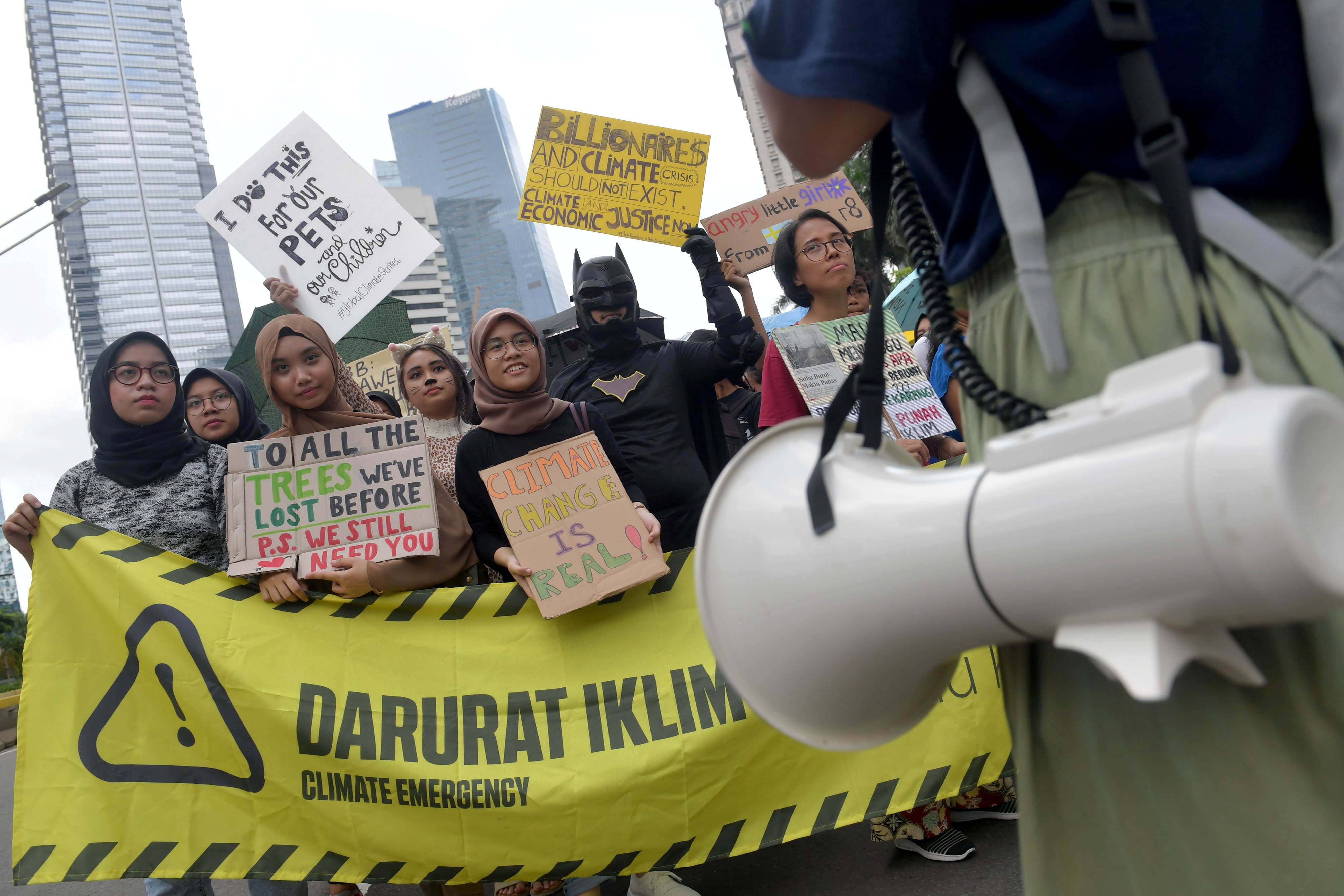 Aksi jeda untuk iklim di kawasan Sudirman, Jakarta.