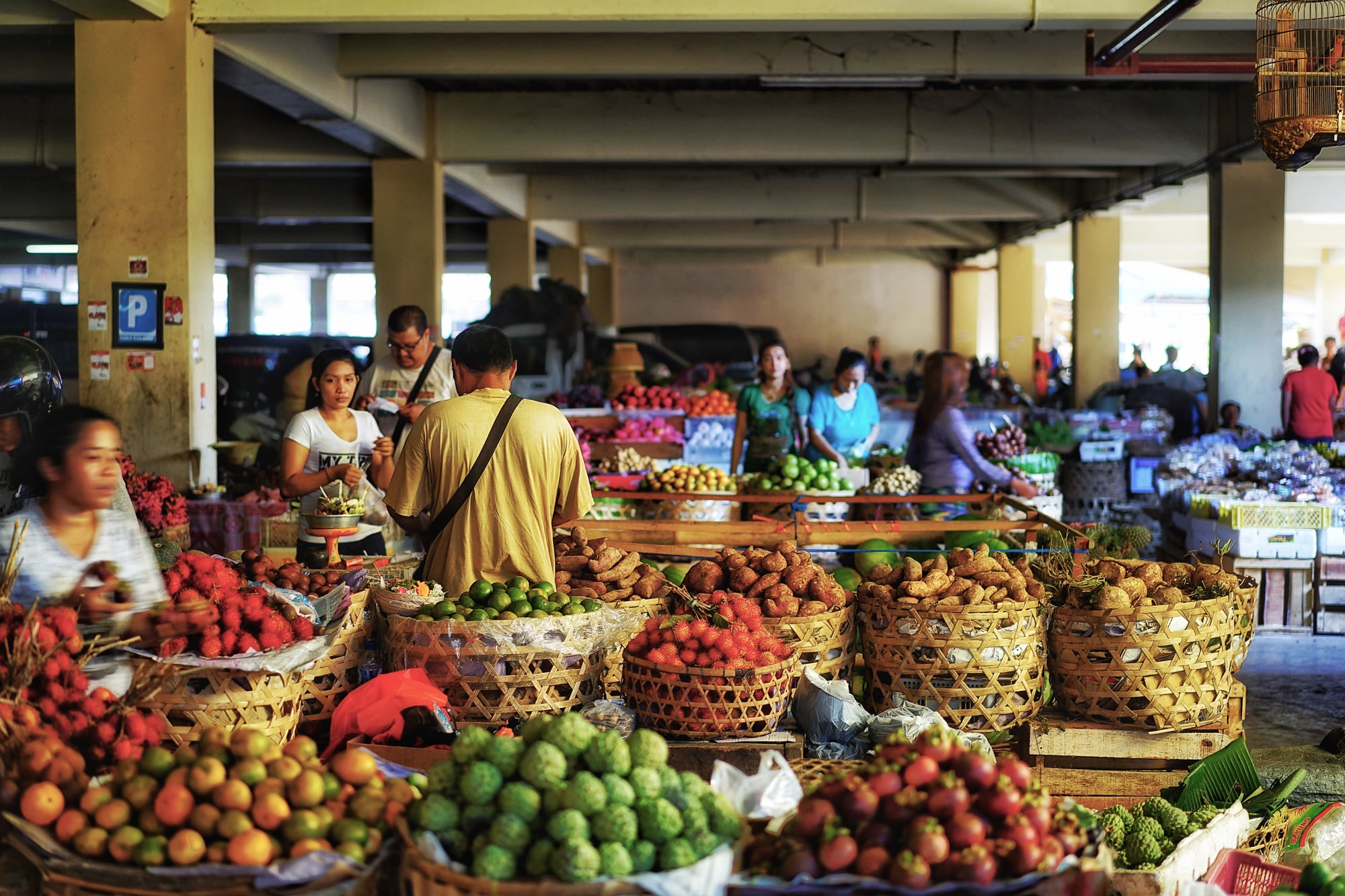 Kegiatan di senuah pasar buah di daerah. Pinjaman PEN Daerah yang disalurkan PT SMI ditujukan khusus untuk daerah yang memenuhi syarat. 