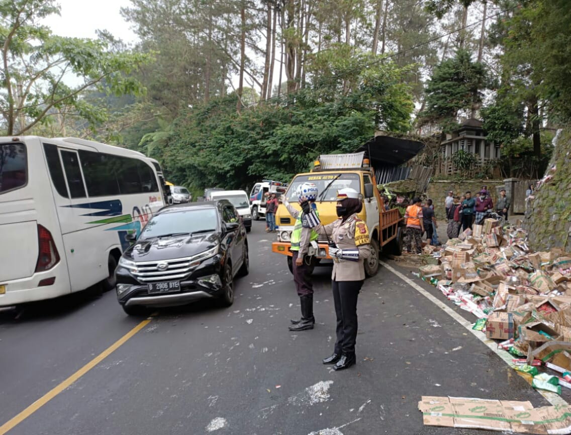 Kasatlantas Polres Cianjur,  Ajun Komisaris Meilawaty, mengatur arus kendaraan di lokasi kecelakaan tunggal di Ciloto, Selasa (18/8/2020)