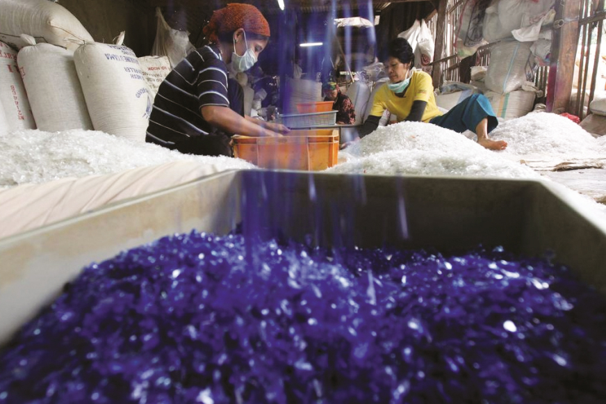 Cacahan botol plastik ini akan diolah menjadi biji plastik yang siap didaur ulang menjadi berbagai barang, bahkan diekspor.