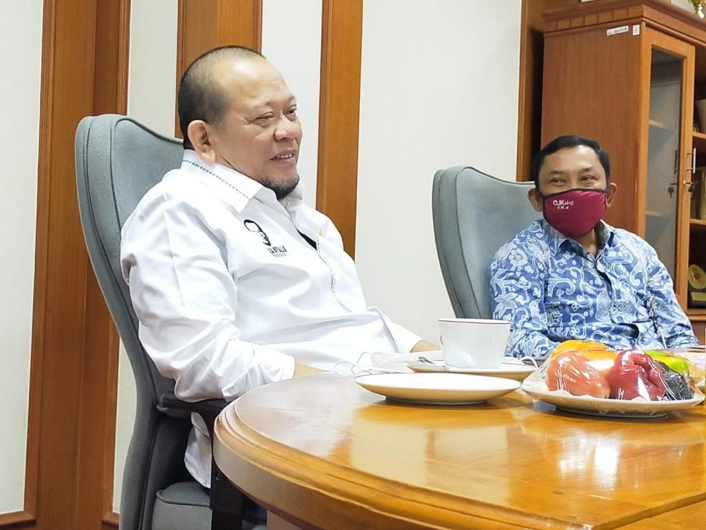 Ketua DPD RI AA LaNyalla Mahmud Mattalitti (kiri).